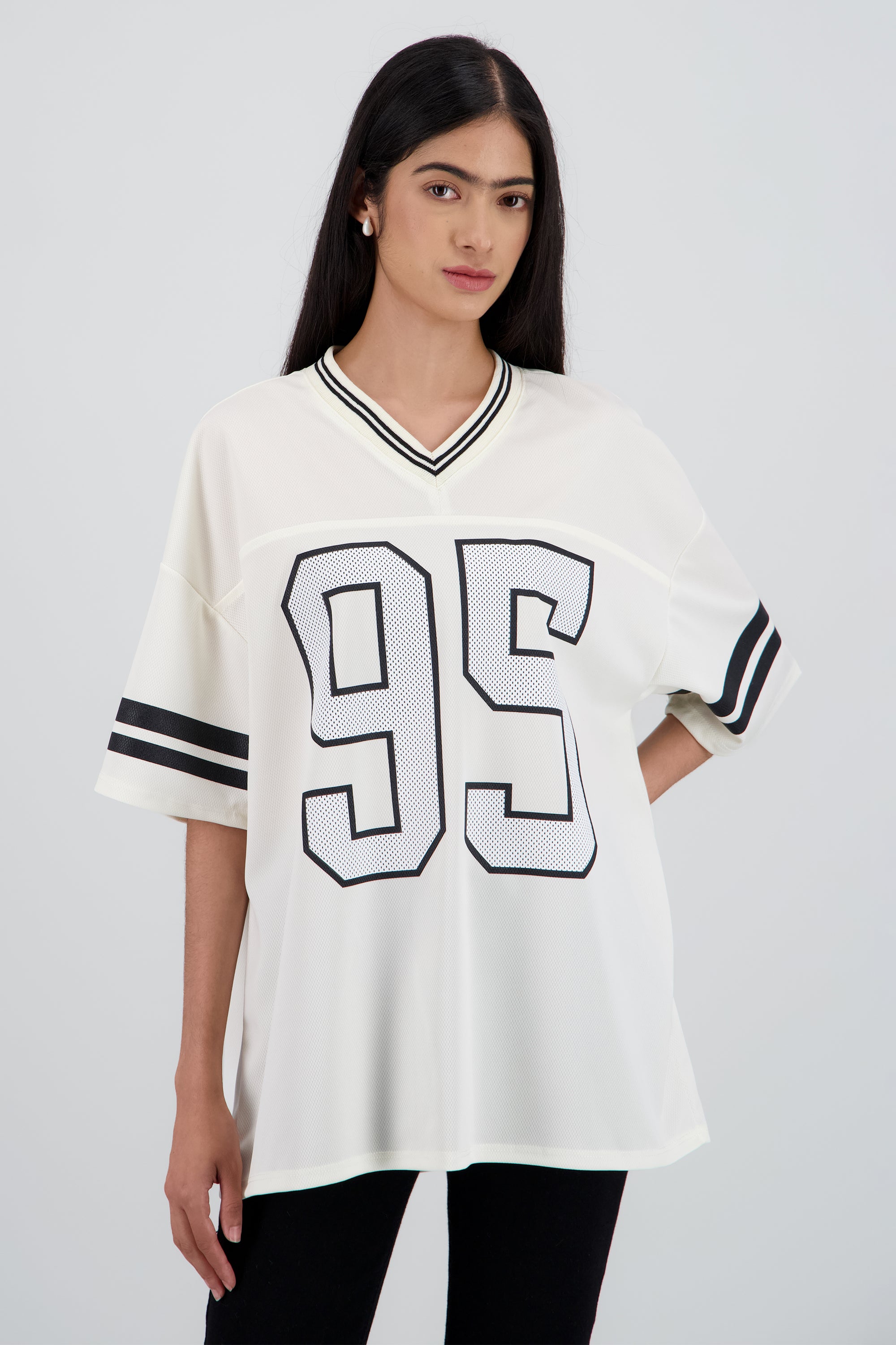 Playera deportiva estampado numeros CREMA