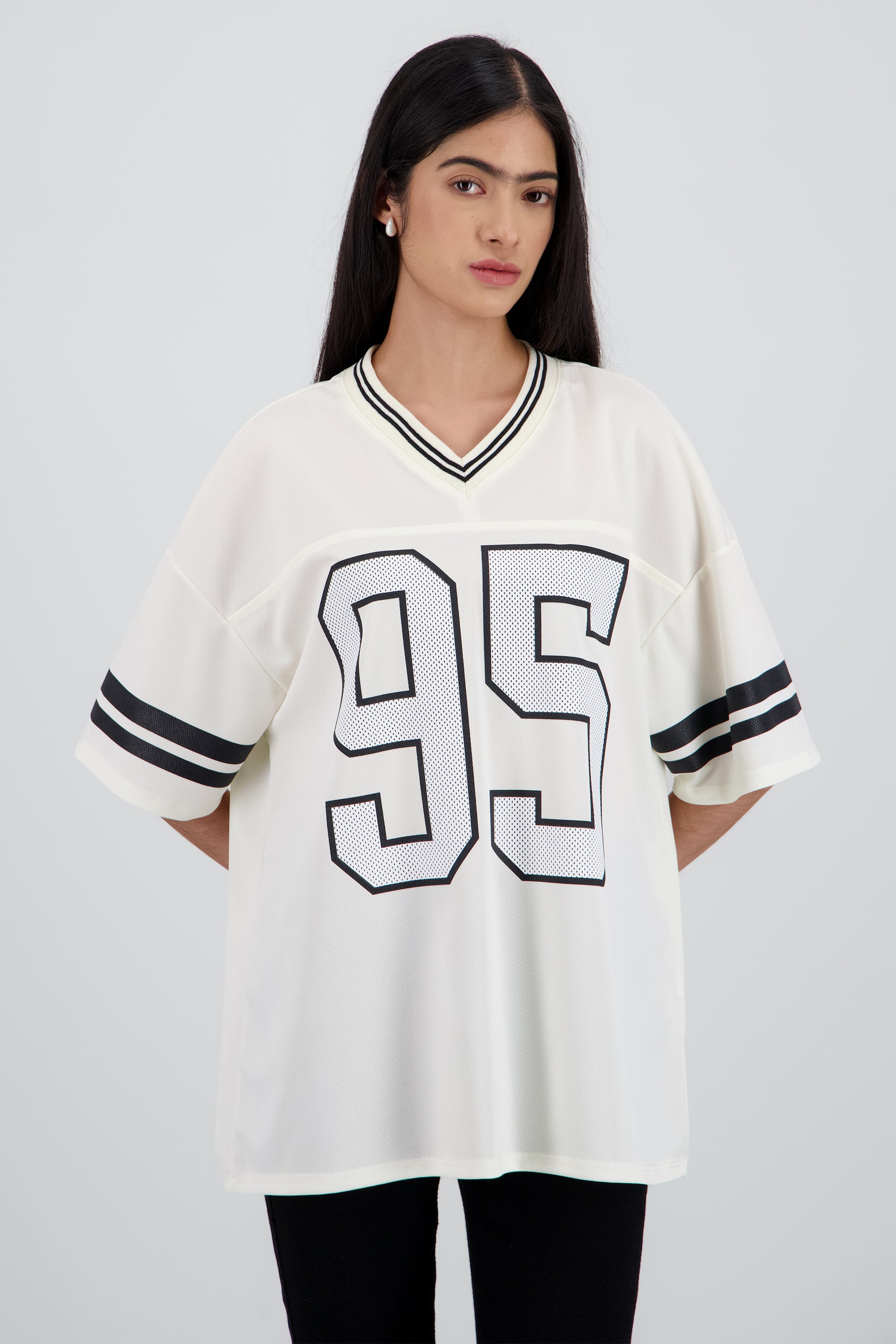 Playera deportiva estampado numeros CREMA