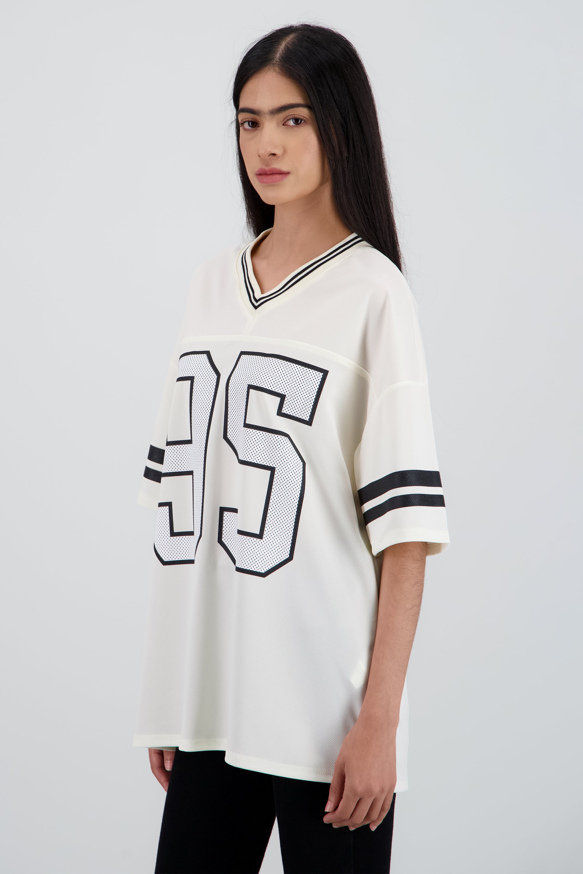 Playera deportiva estampado numeros CREMA