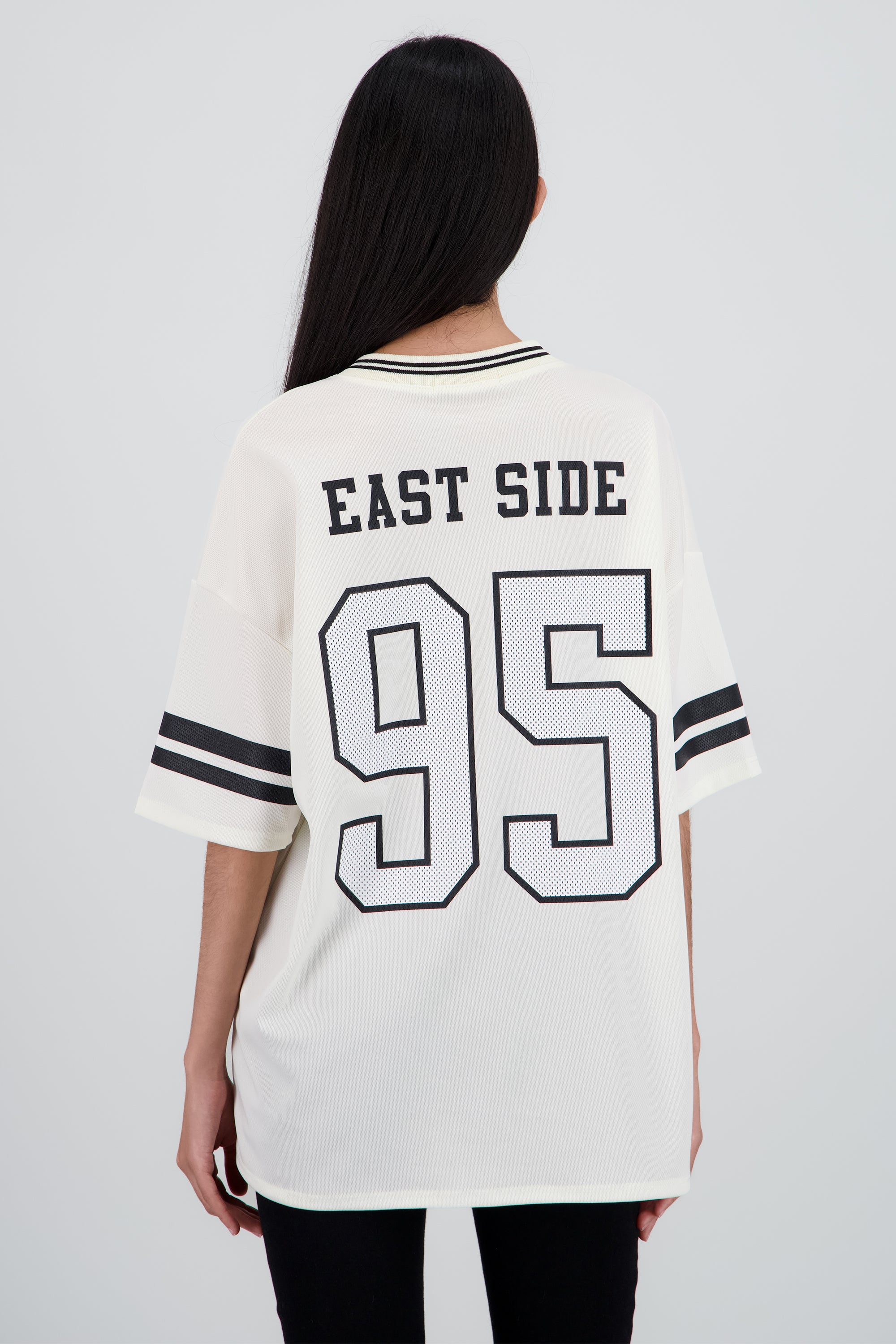 Playera deportiva estampado numeros CREMA