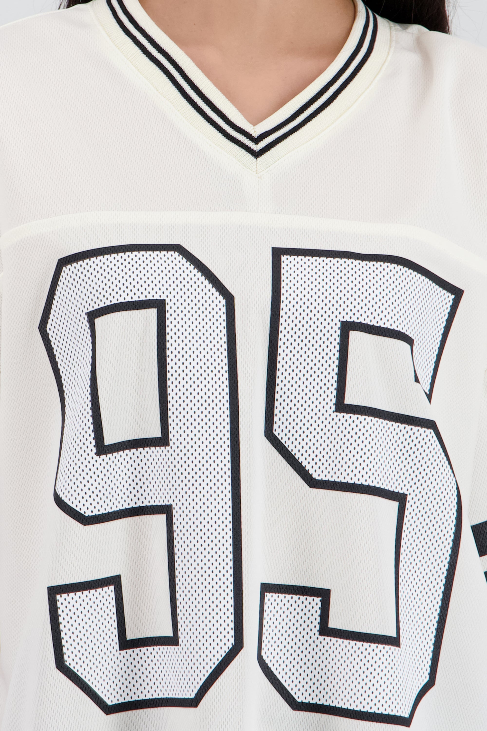 Playera deportiva estampado numeros CREMA