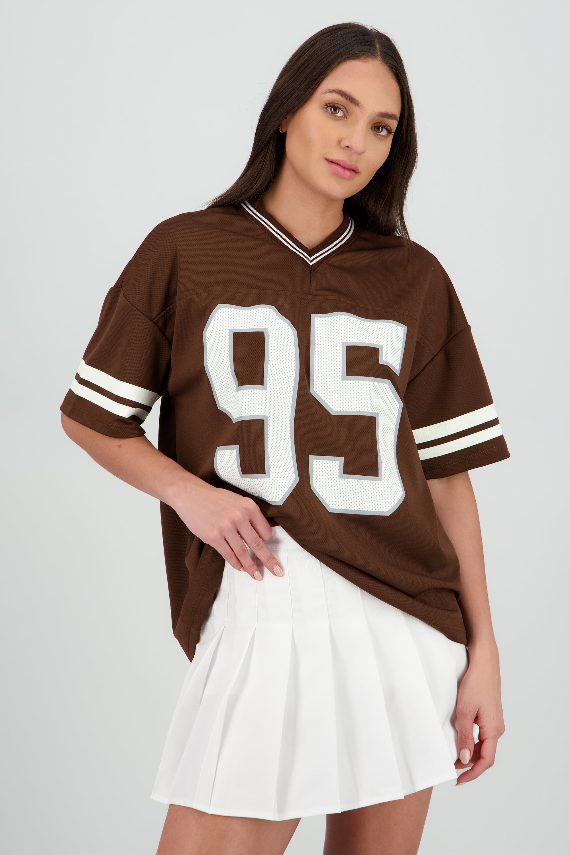 Playera deportiva estampado numeros CHOCOLATE