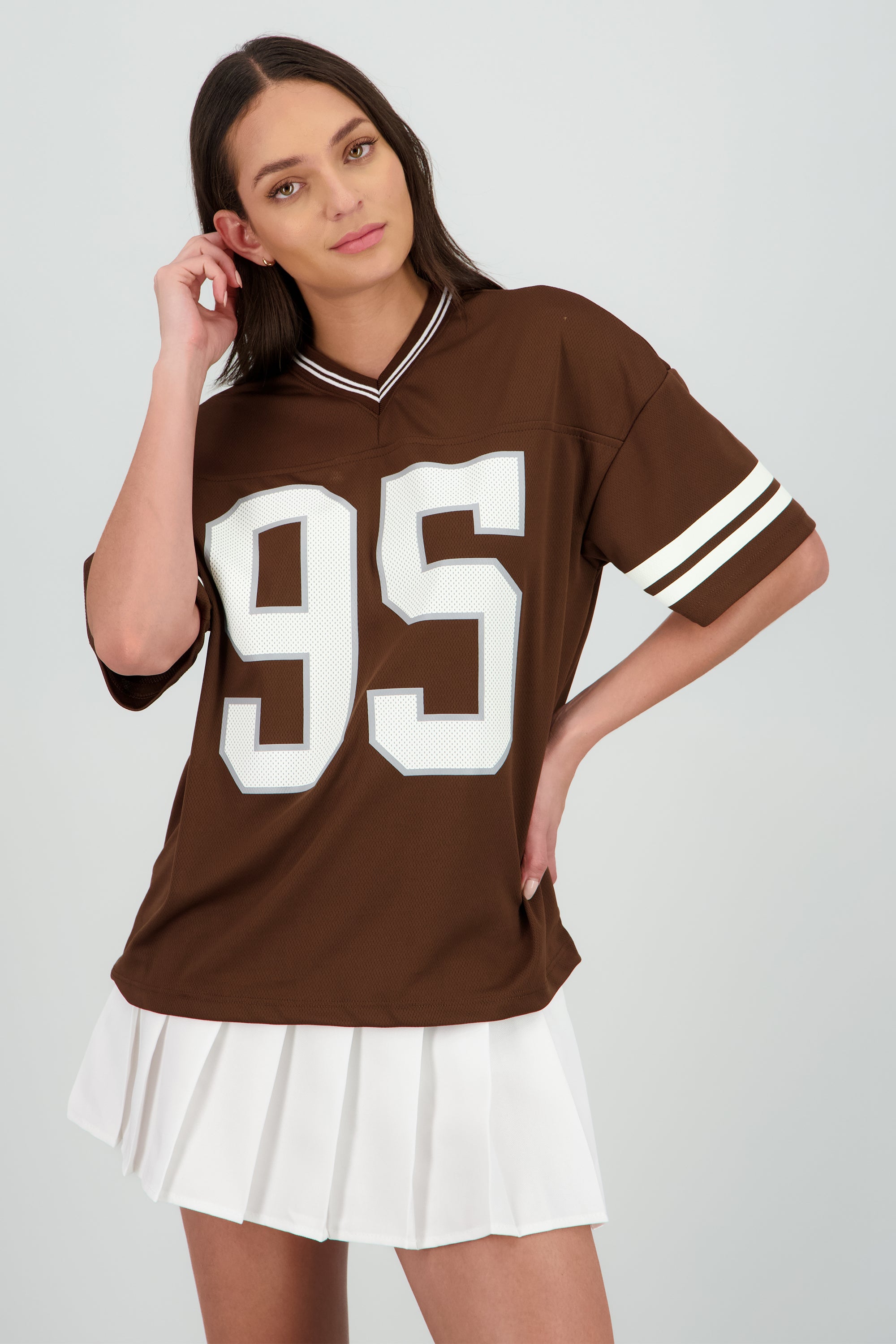 Playera deportiva estampado numeros CHOCOLATE