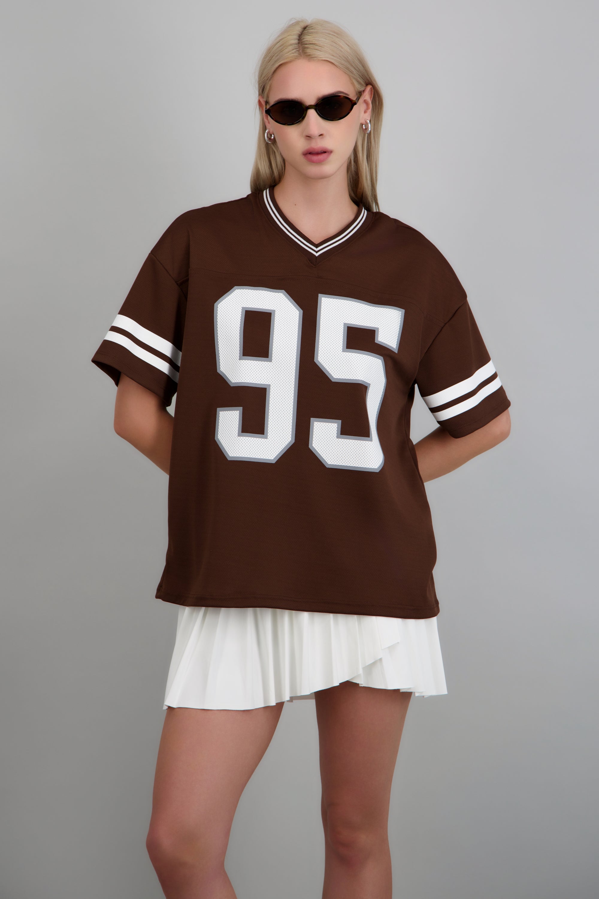 Playera deportiva estampado numeros CAFE OBSCURO
