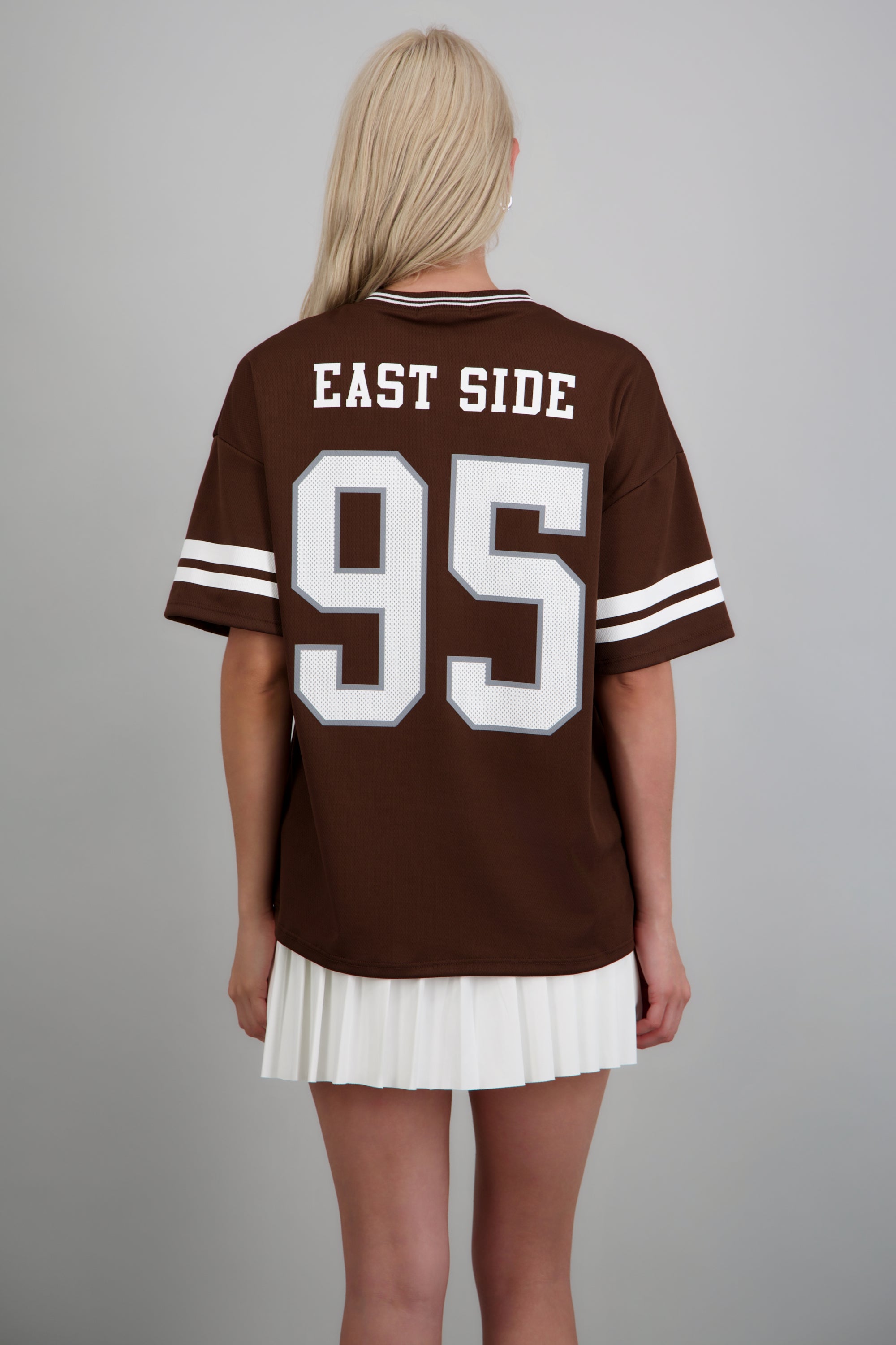 Playera deportiva estampado numeros CAFE OBSCURO