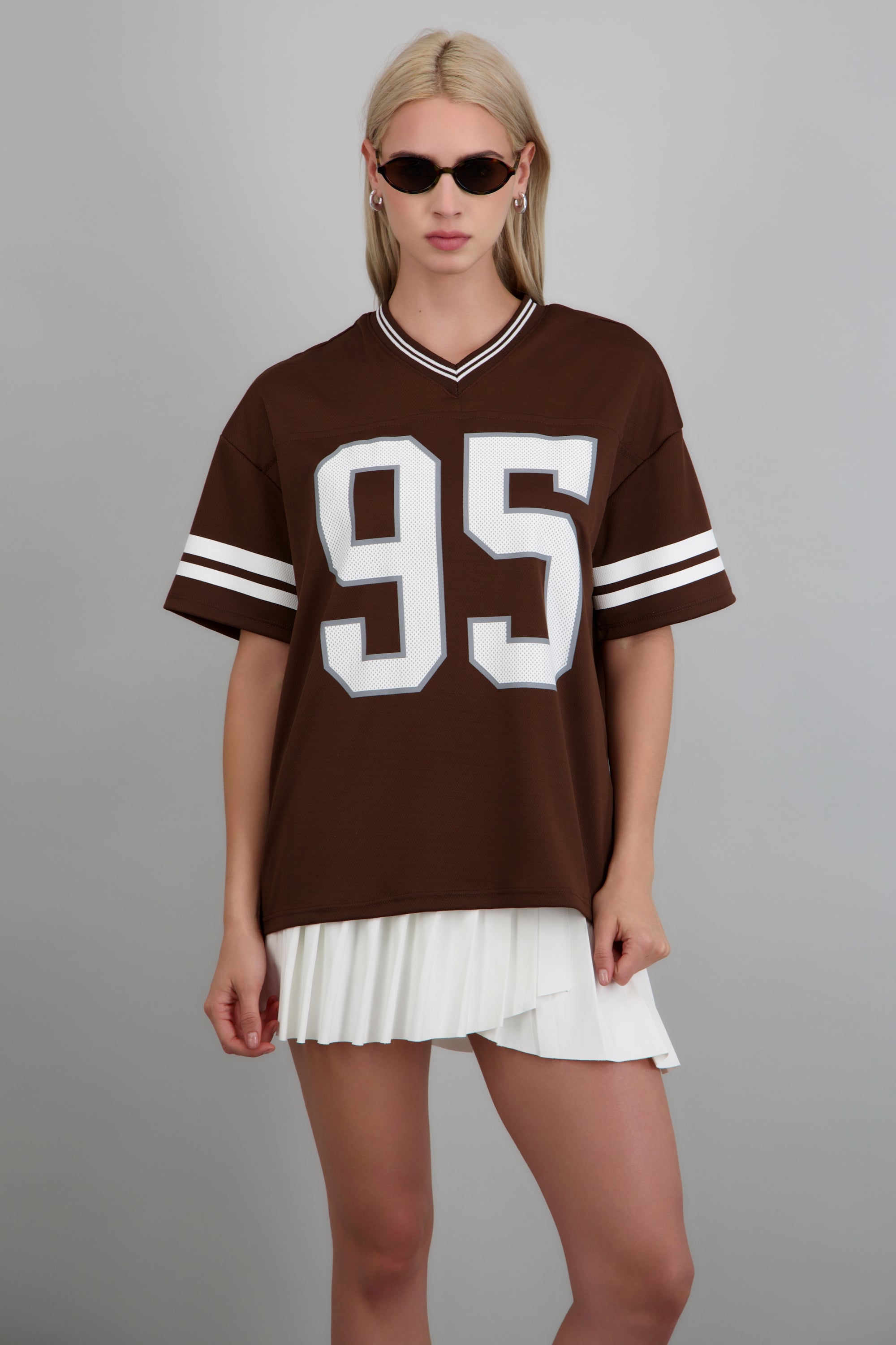 Playera deportiva estampado numeros CAFE OBSCURO