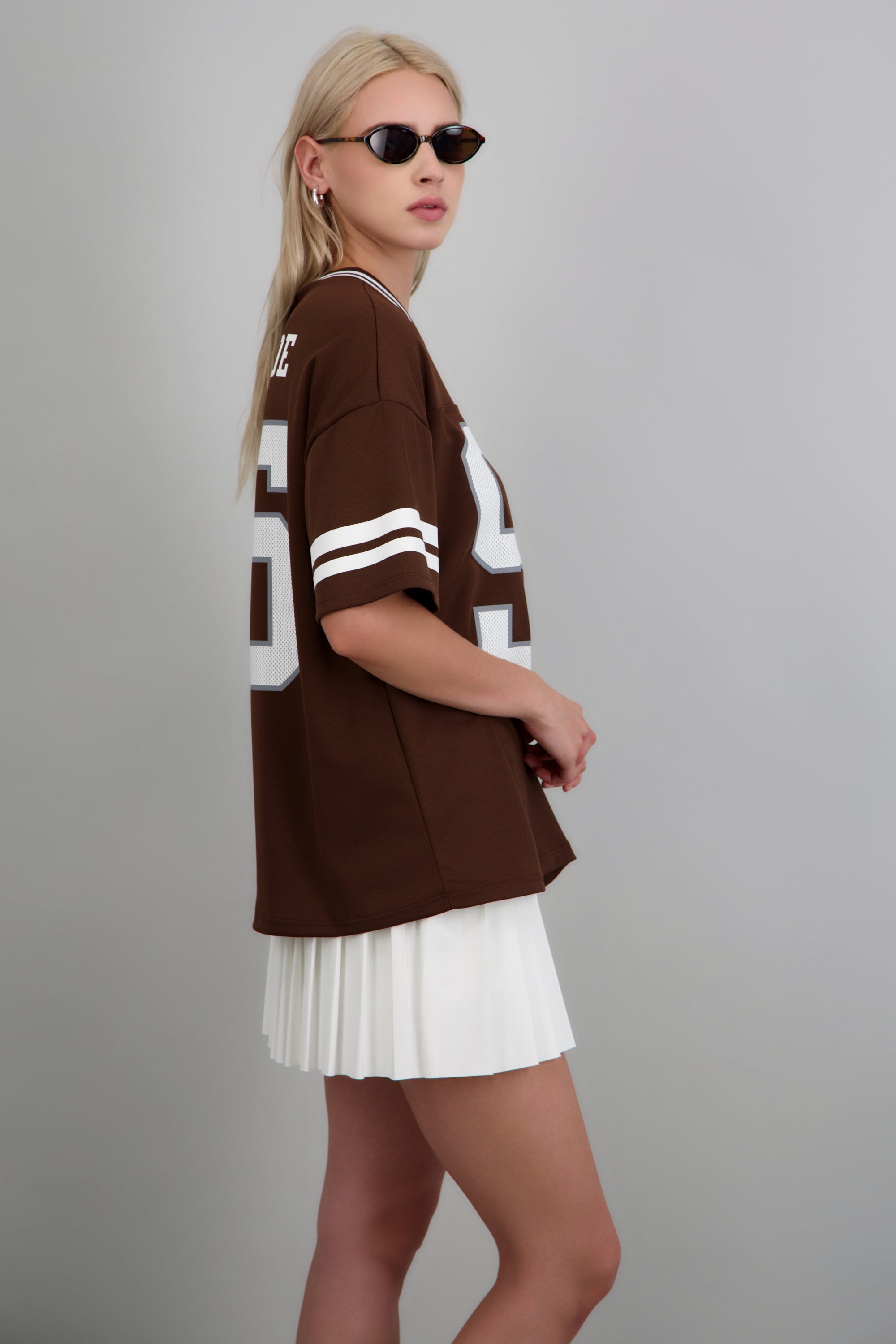 Playera deportiva estampado numeros CAFE OBSCURO