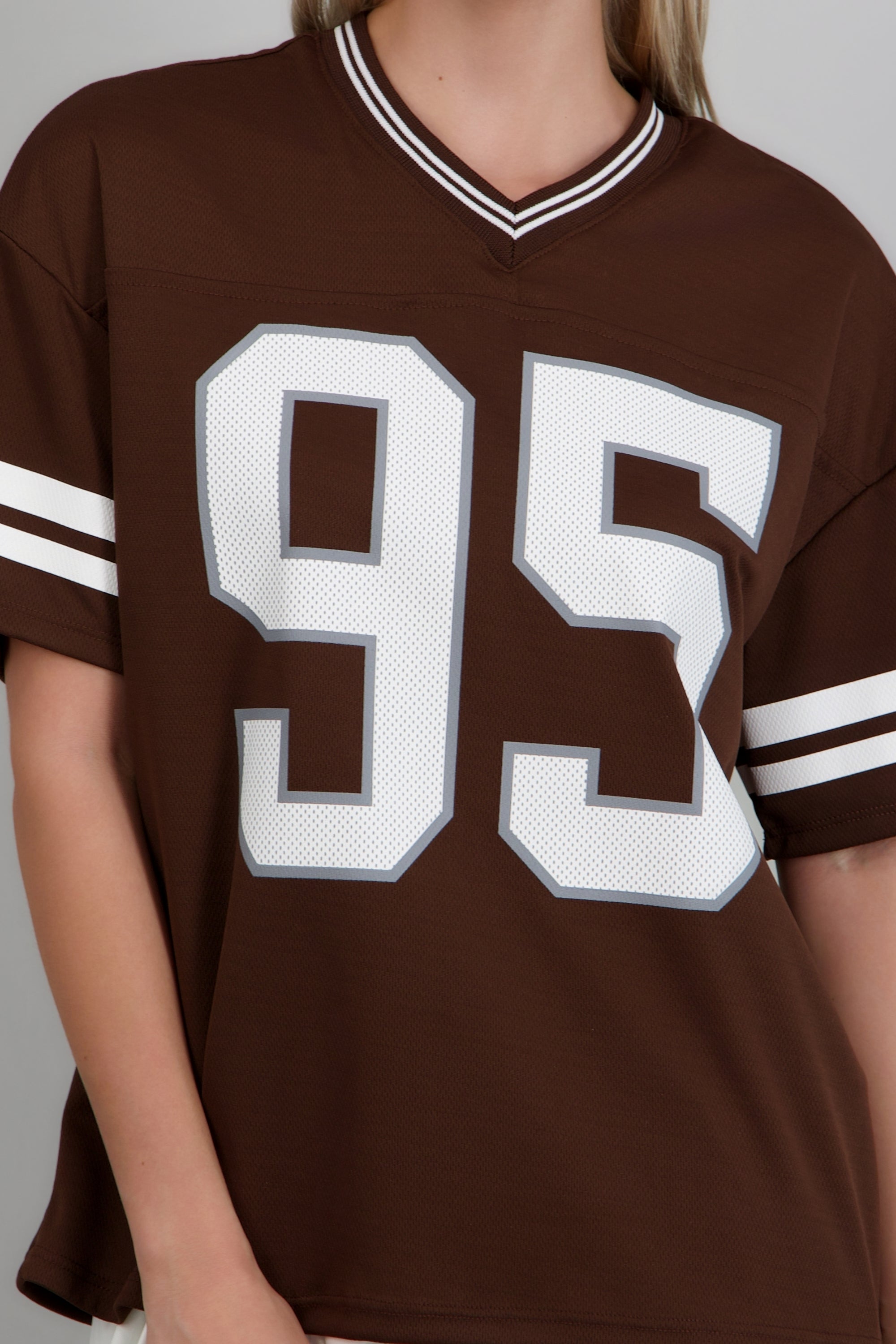 Playera deportiva estampado numeros CAFE OBSCURO
