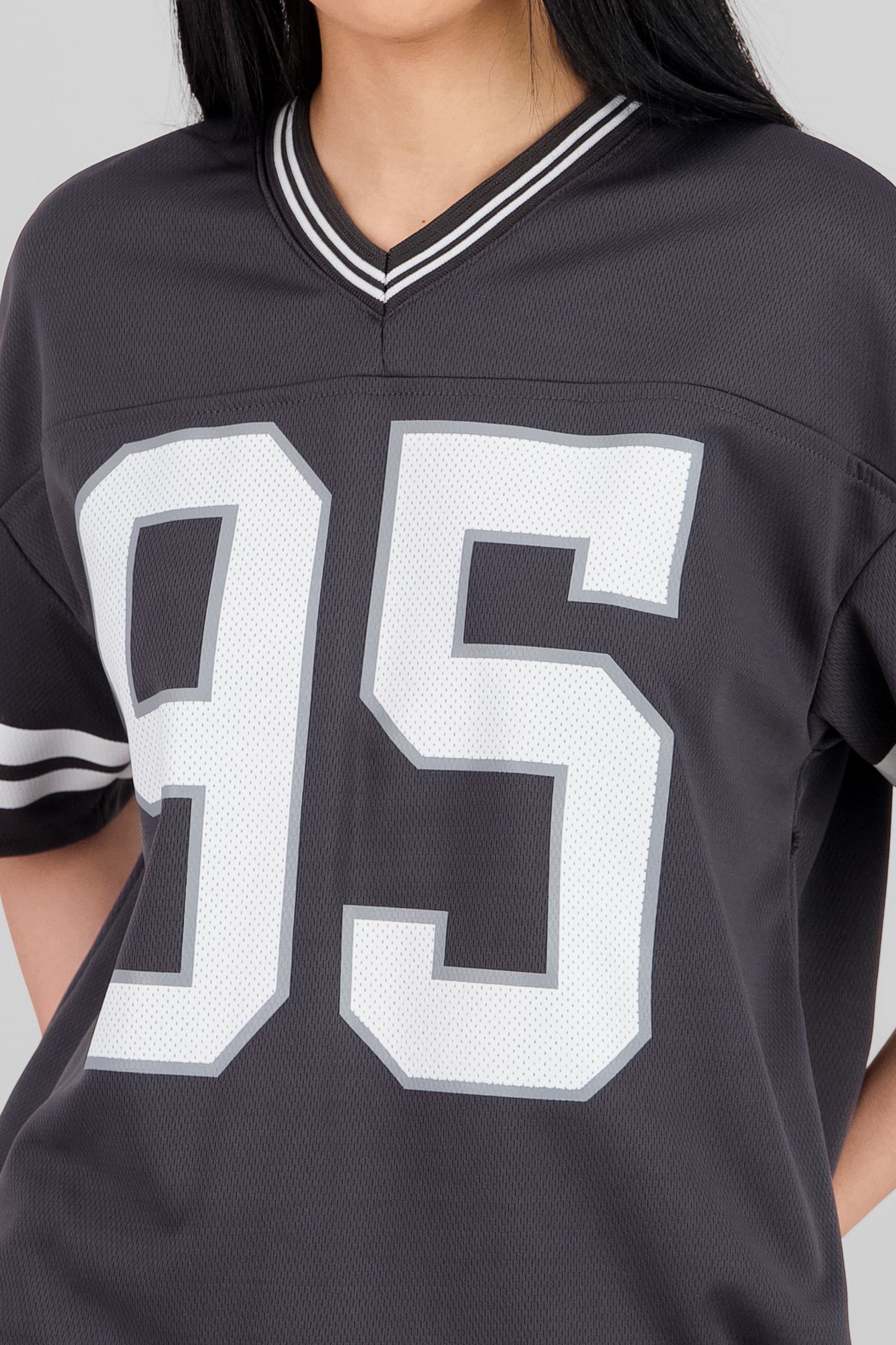 Playera deportiva estampado numeros GRIS OBSCURO