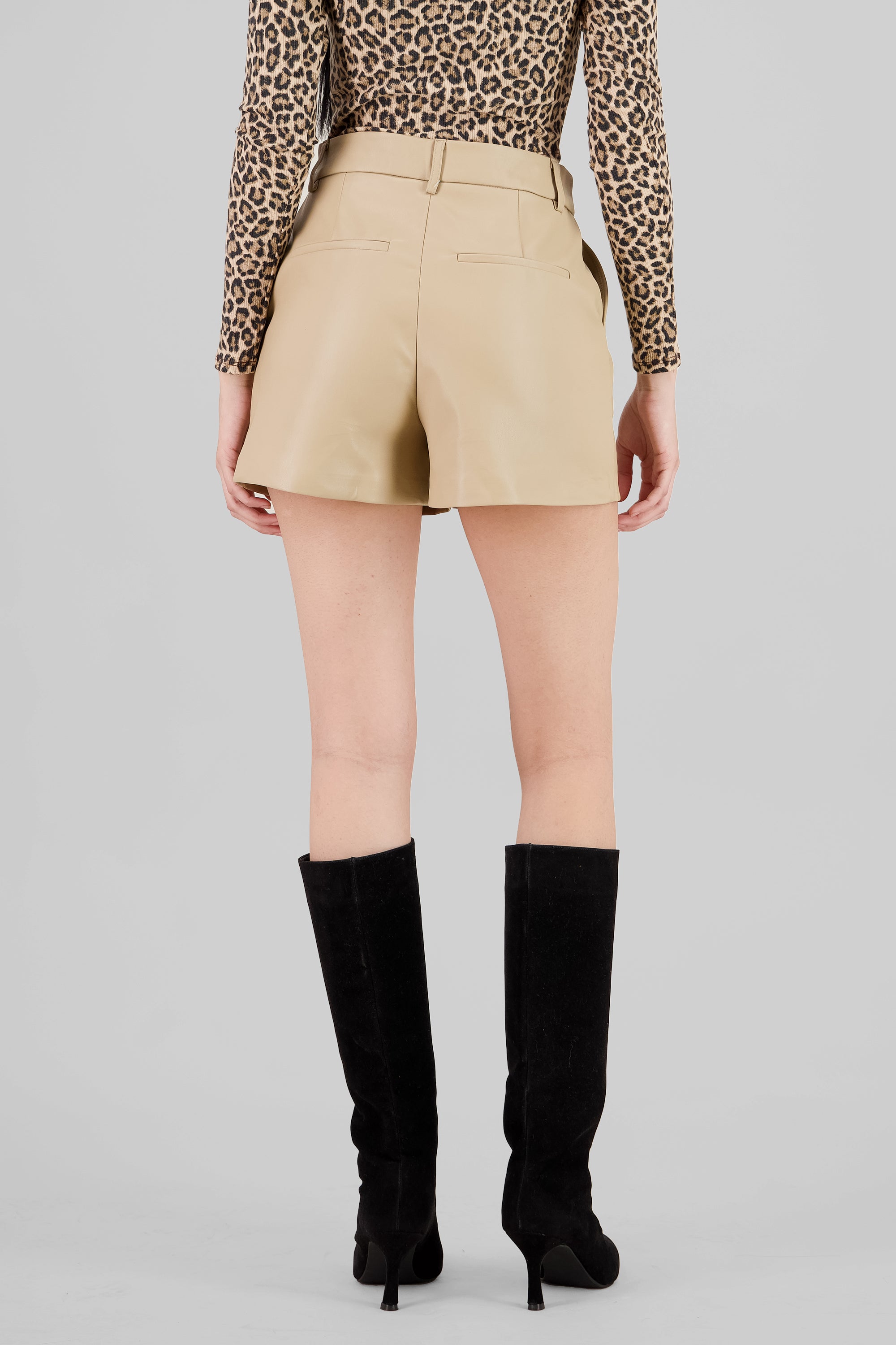 Short tipo piel liso KHAKI