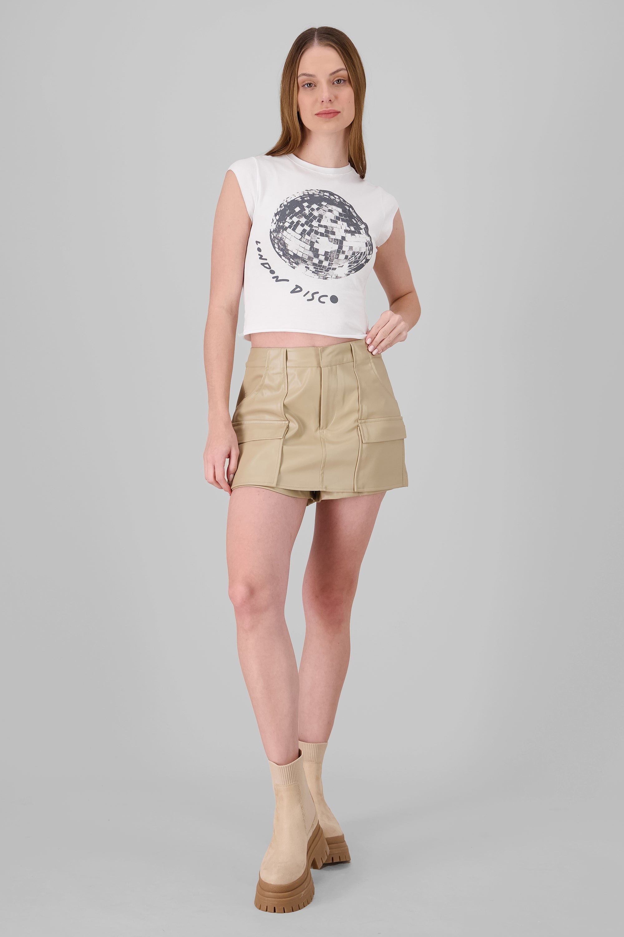 Falda short efecto piel con bolsas KHAKI