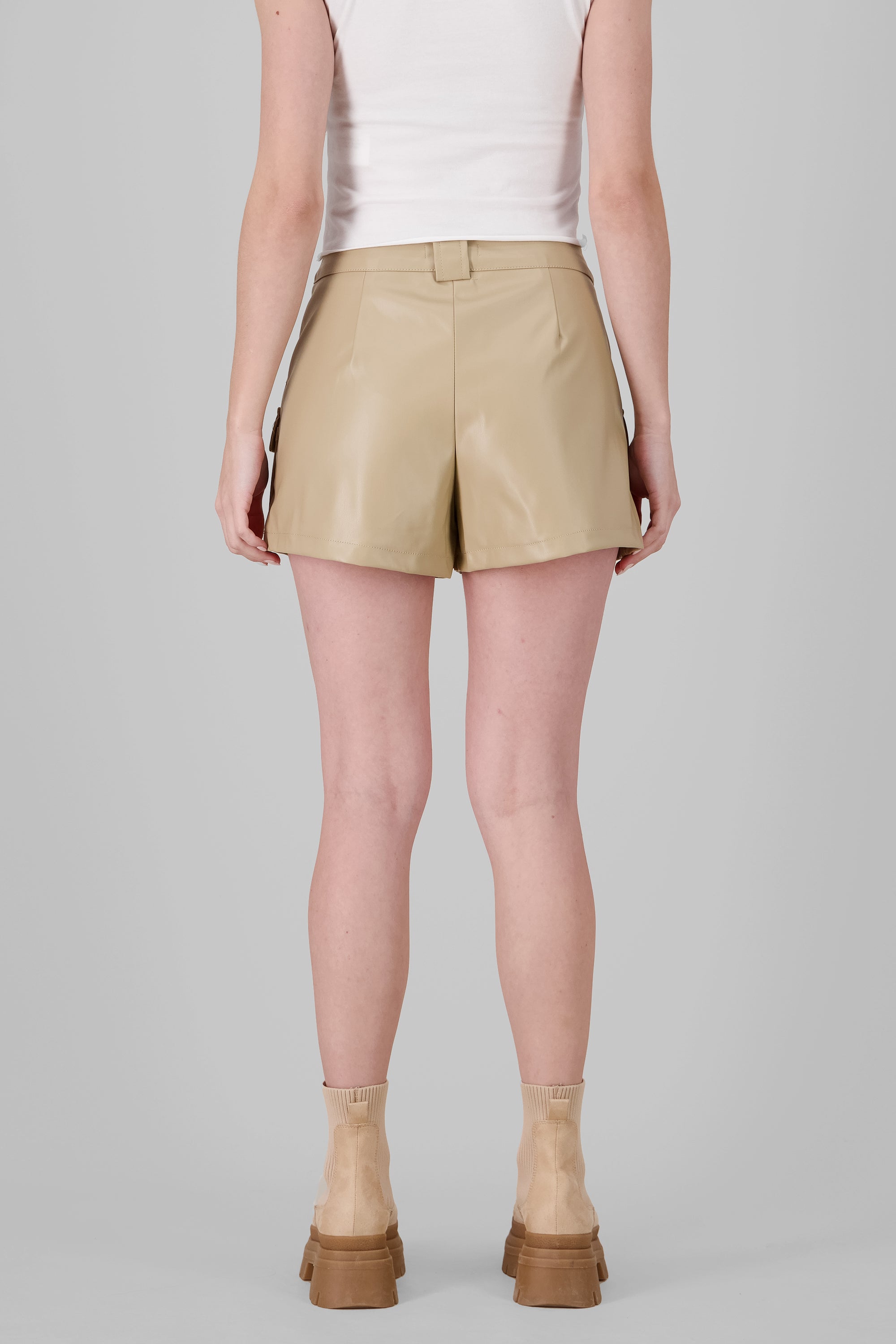 Falda short efecto piel con bolsas KHAKI