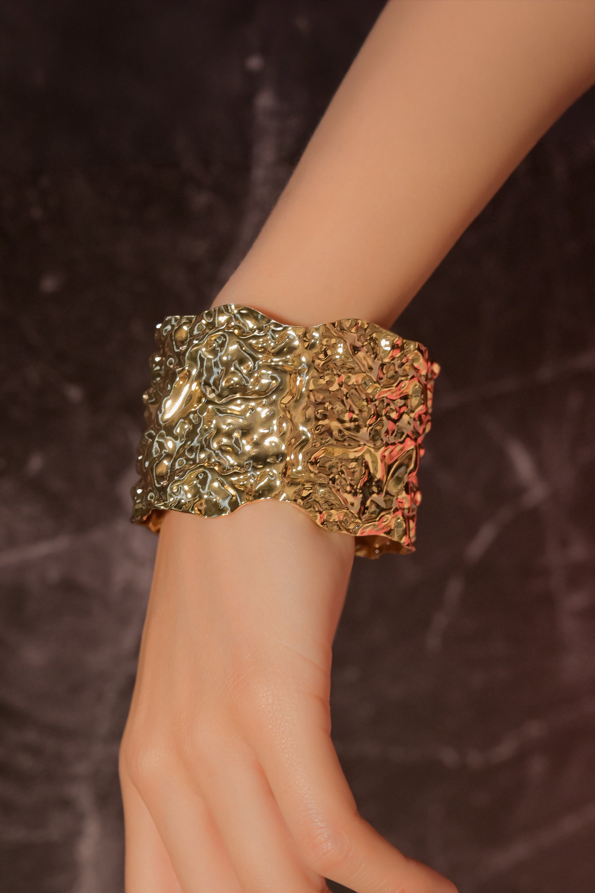 Maxi cuff textura martelinada ORO