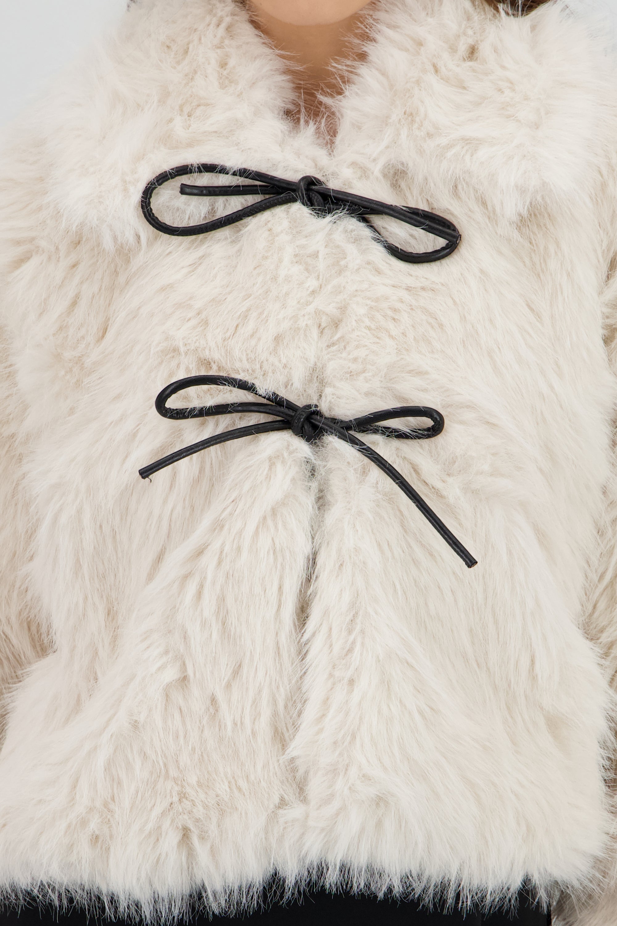 Abrigo corto peluche con lazos PU Hypsters CREMA
