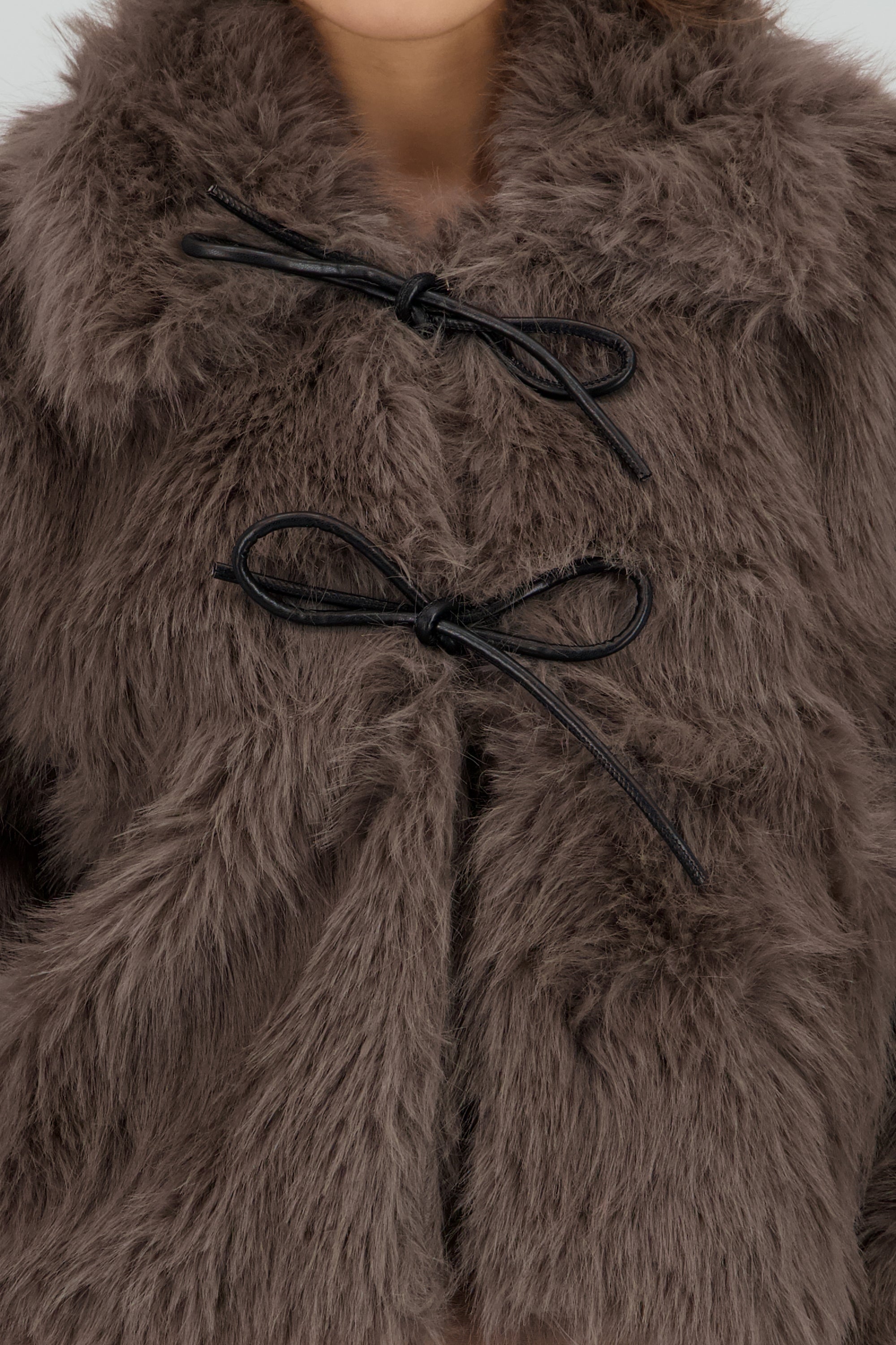 Abrigo corto peluche con lazos PU Hypsters CAFE