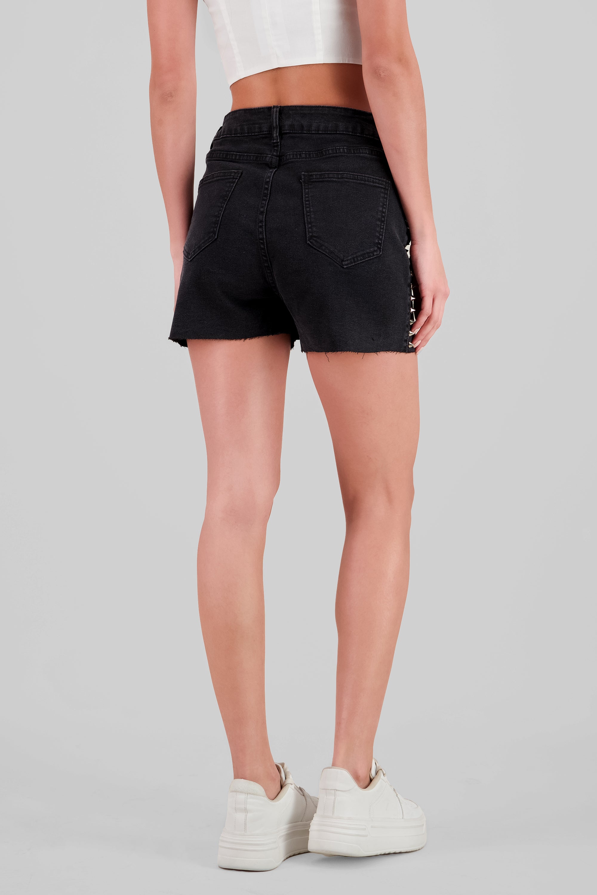 Shorts con estoperoles NEGRO