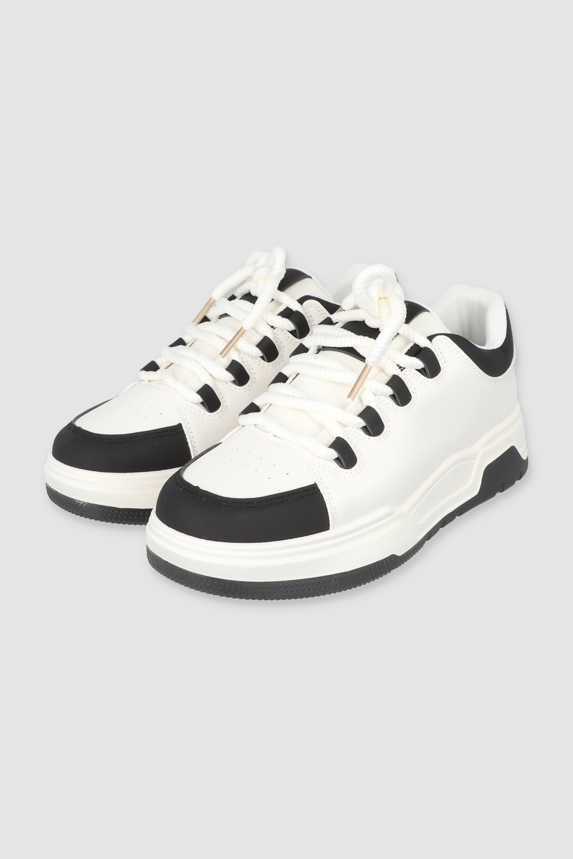 Tenis skater contrastes agujeta chunky NEGRO