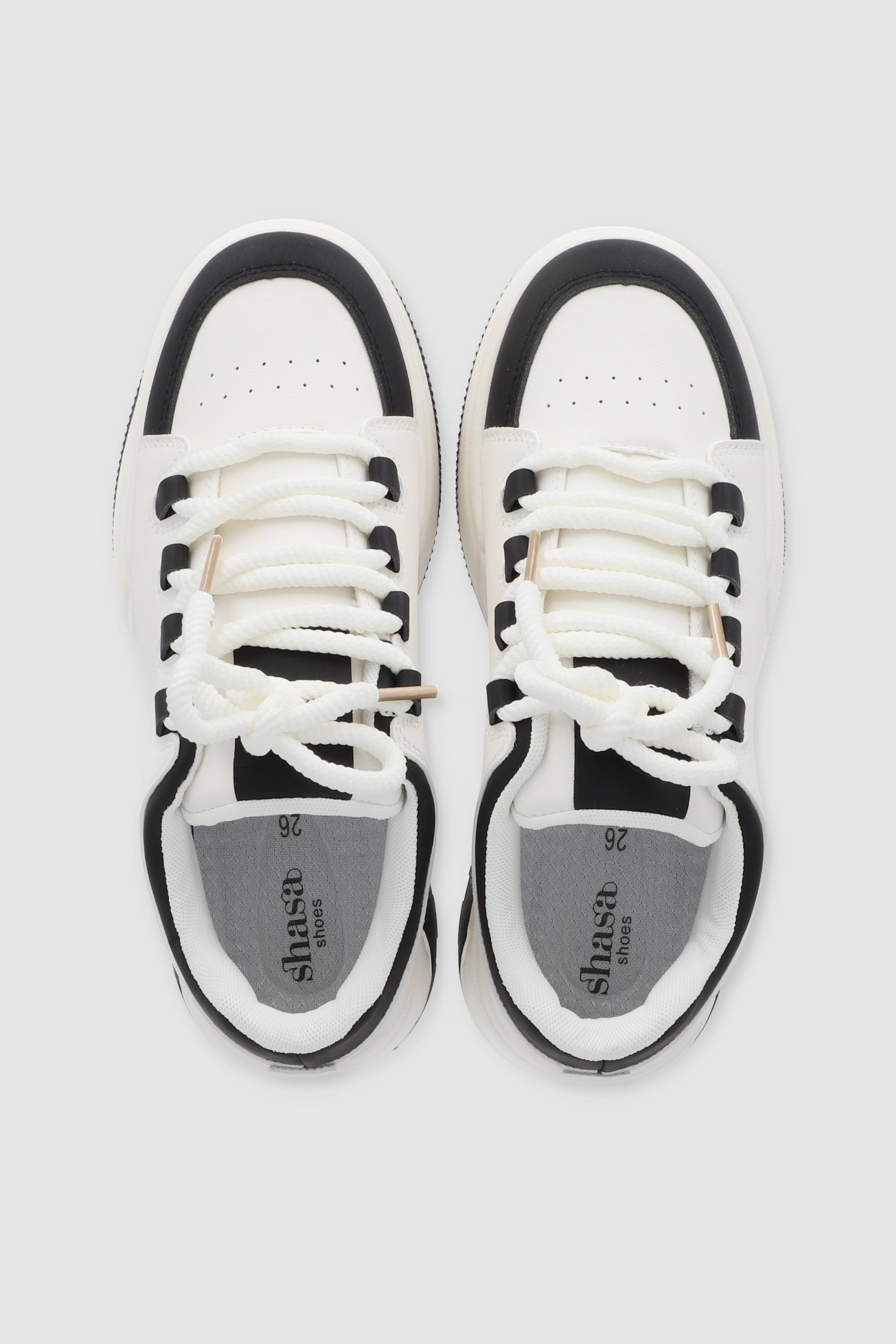 Tenis skater contrastes agujeta chunky NEGRO