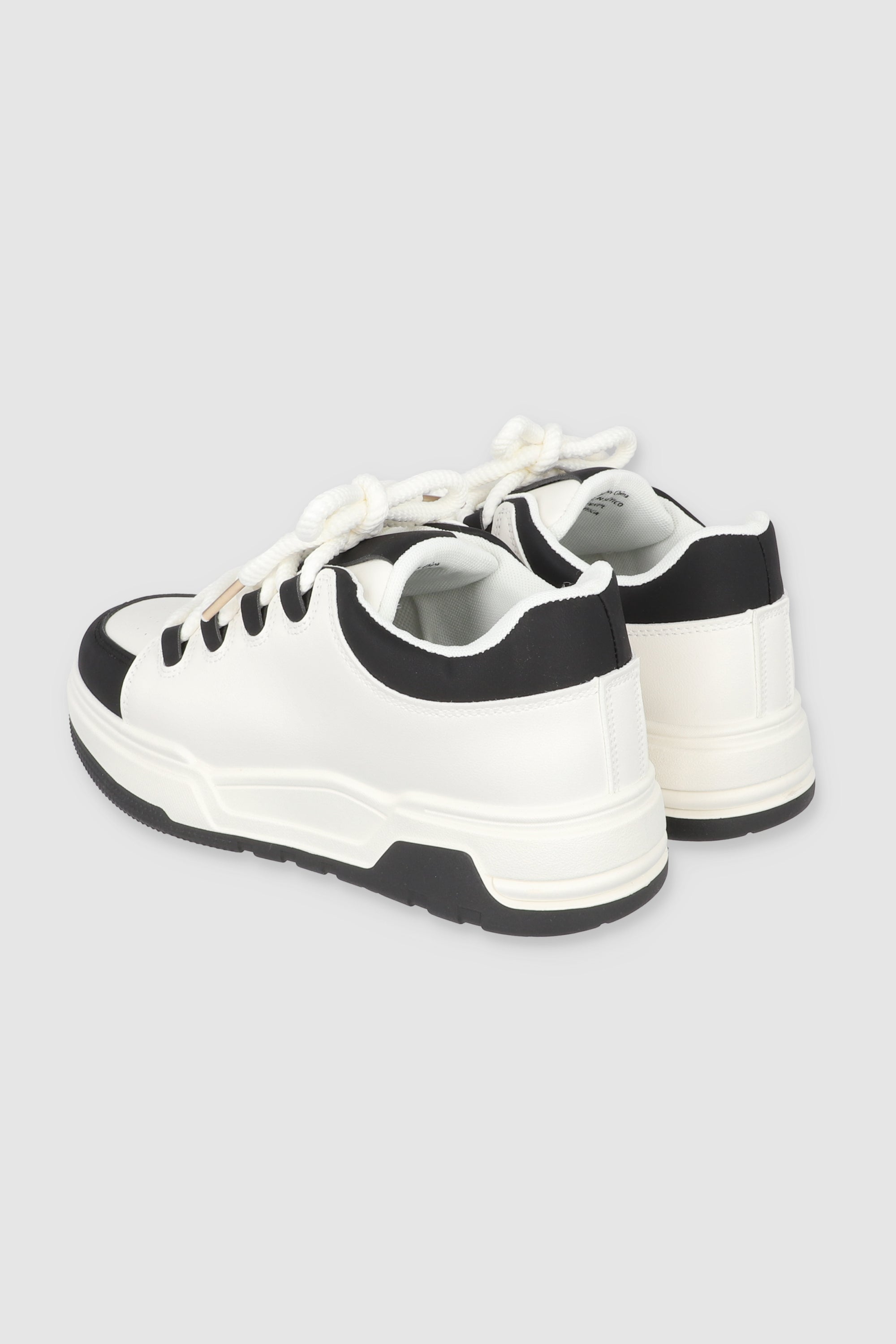 Tenis skater contrastes agujeta chunky NEGRO