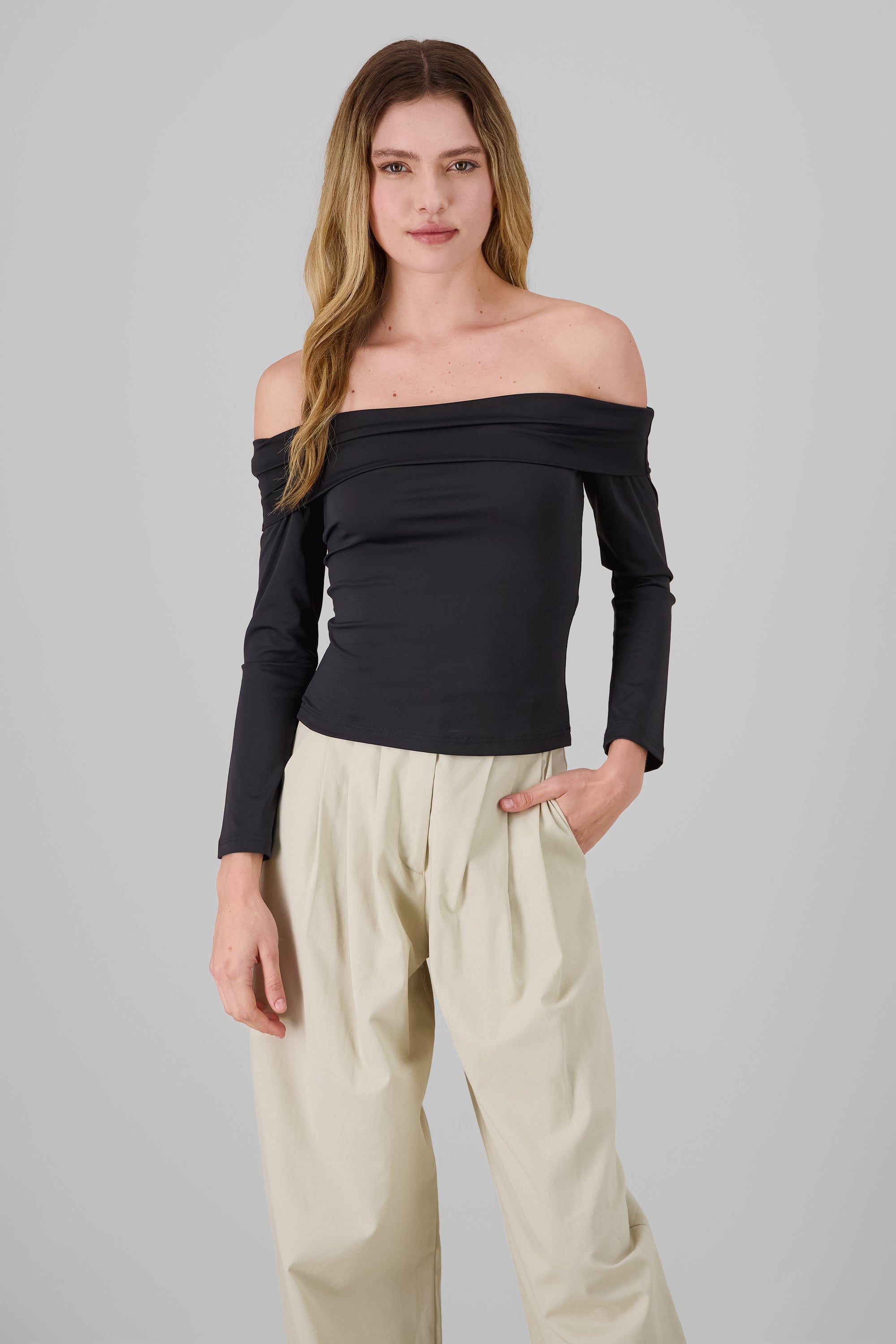 Top off shoulder manga larga NEGRO