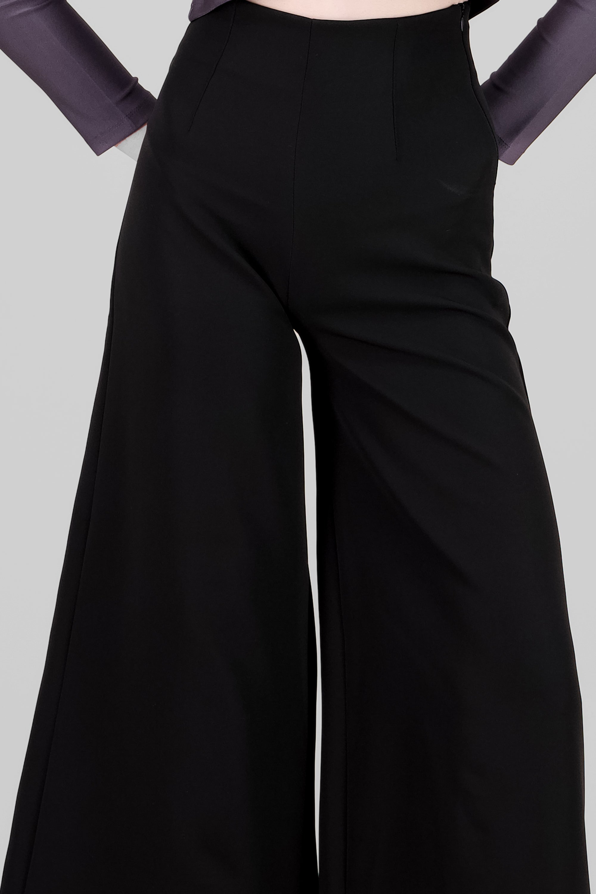 Pantalon amplio liso detalle pinza NEGRO