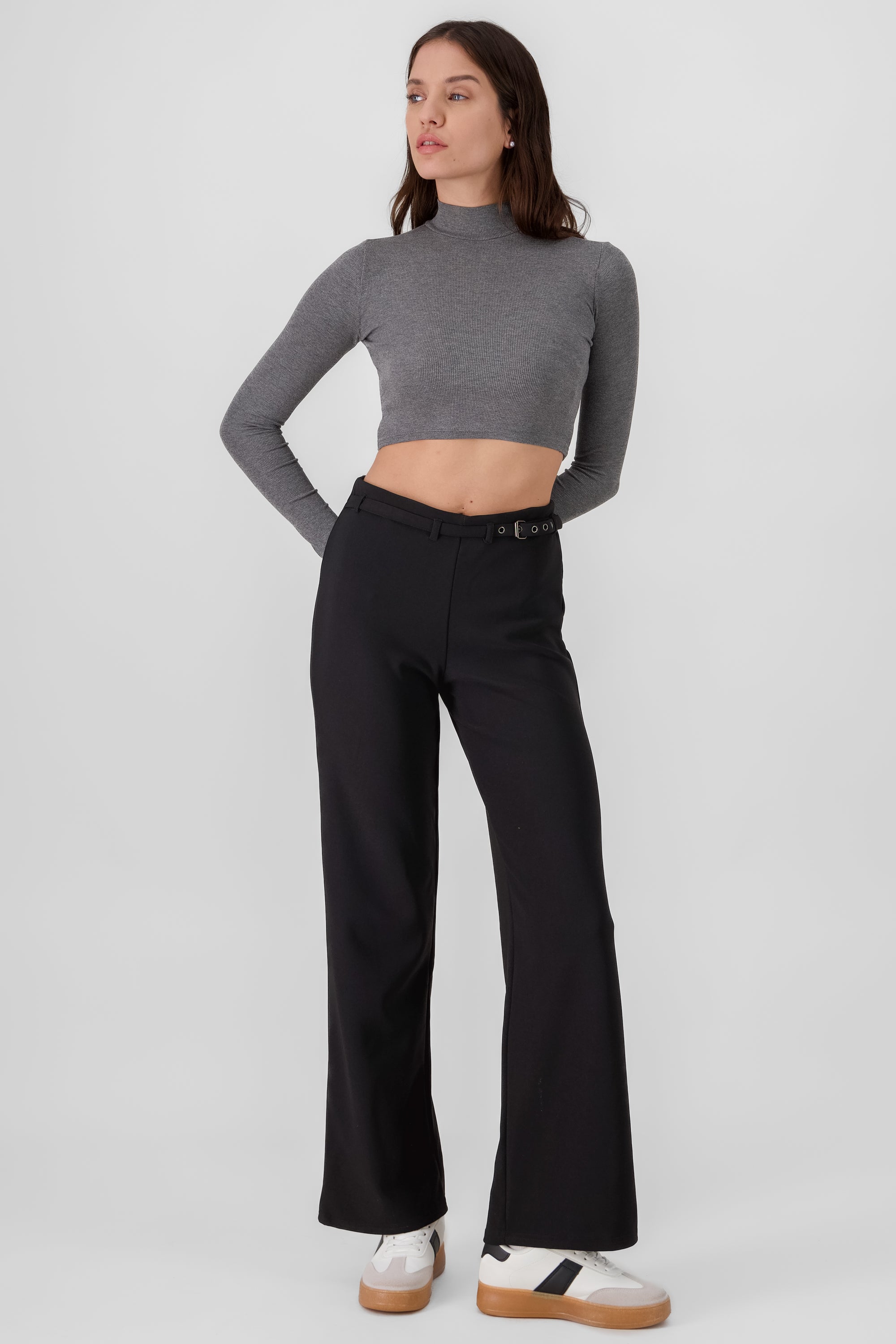 Pantalon liso con cinturon NEGRO