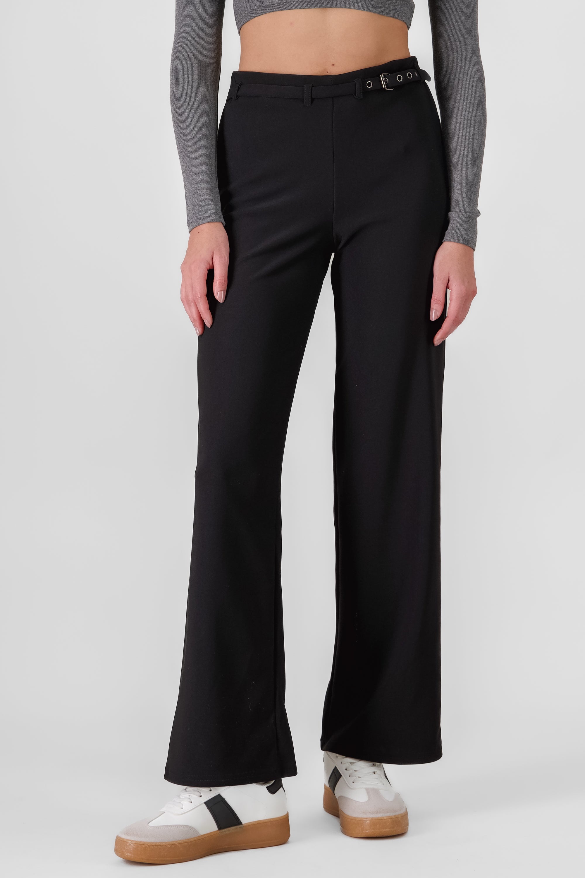 Pantalon liso con cinturon NEGRO