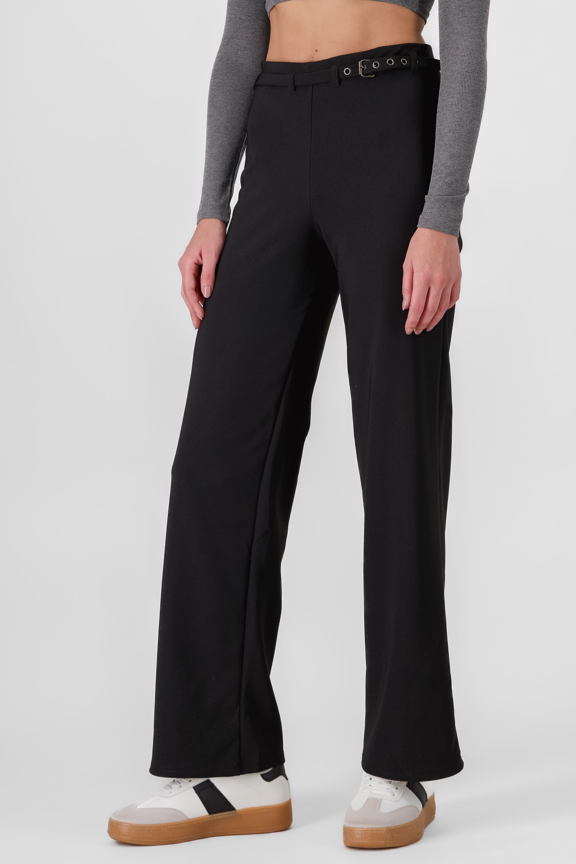 Pantalon liso con cinturon NEGRO