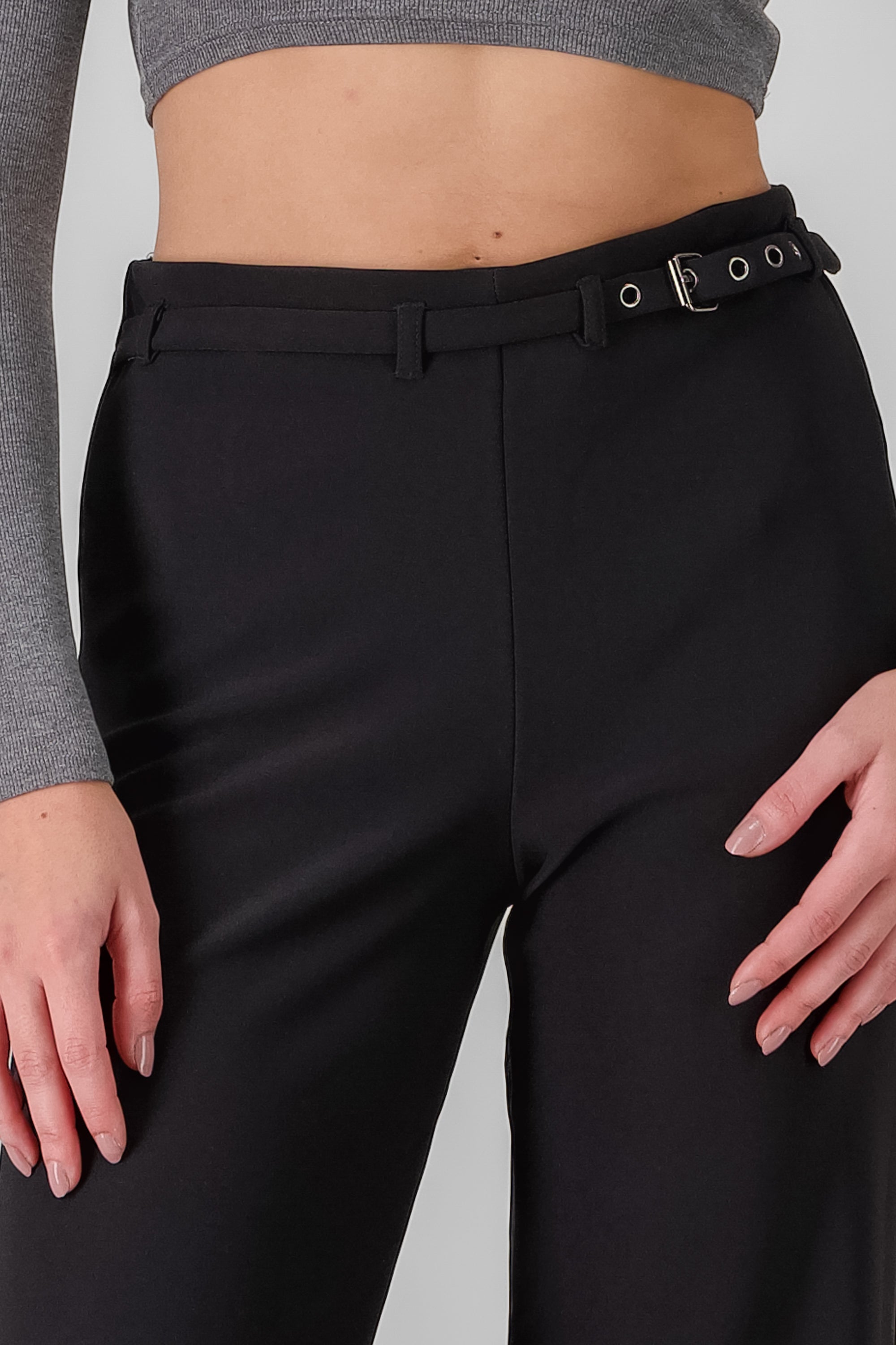 Pantalon liso con cinturon NEGRO