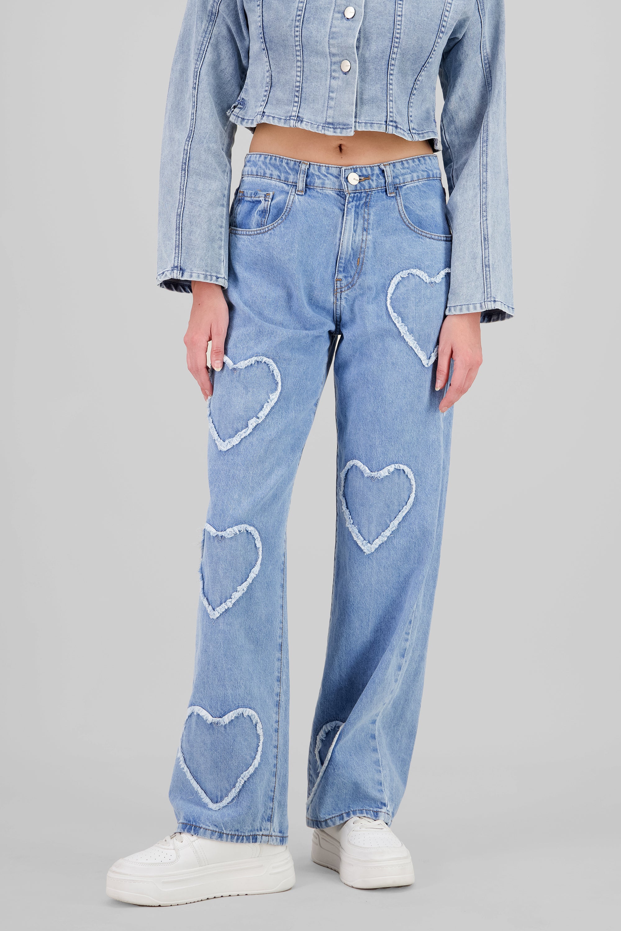 Jeans straight con corazones LIGHT WASH