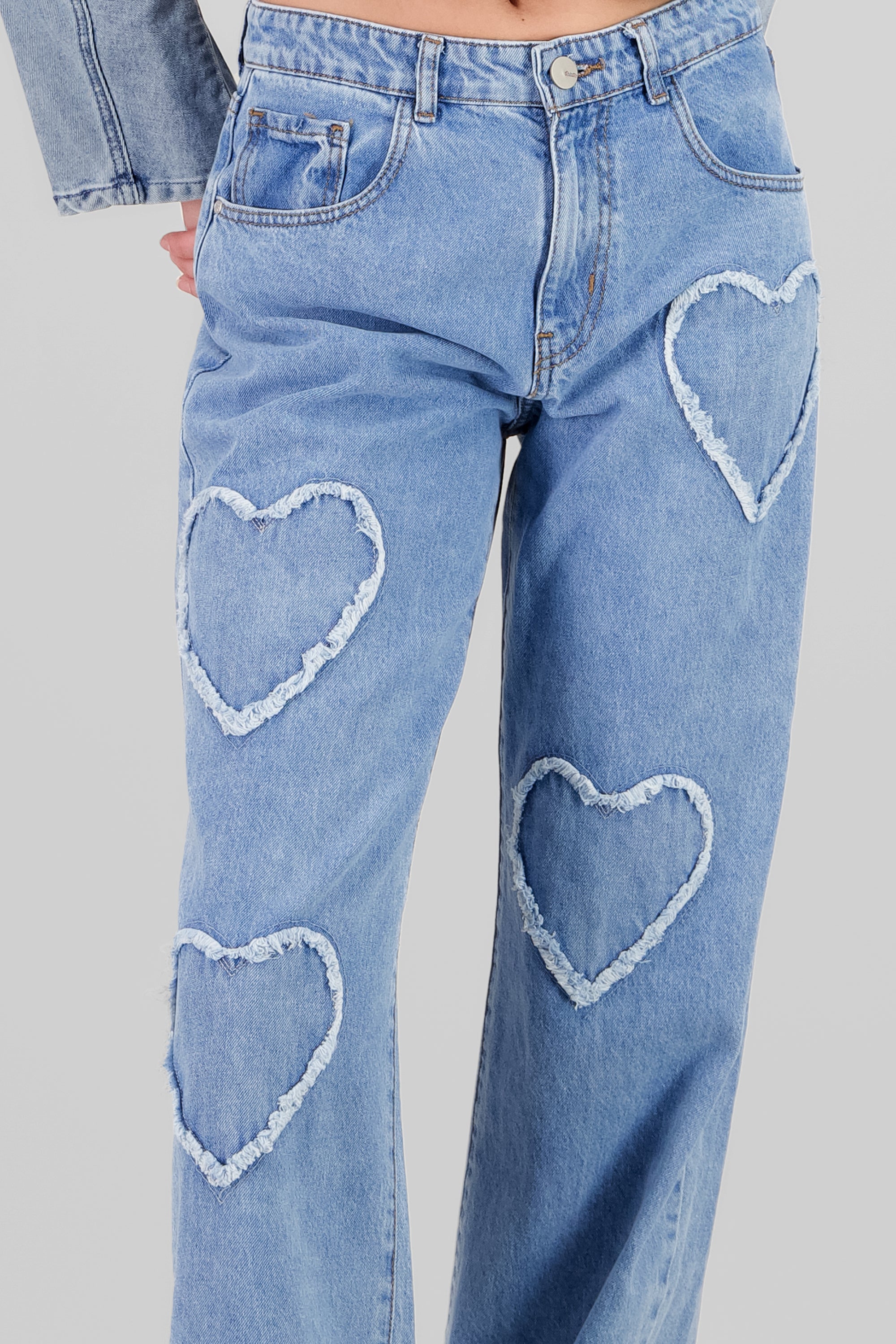 Jeans straight con corazones LIGHT WASH