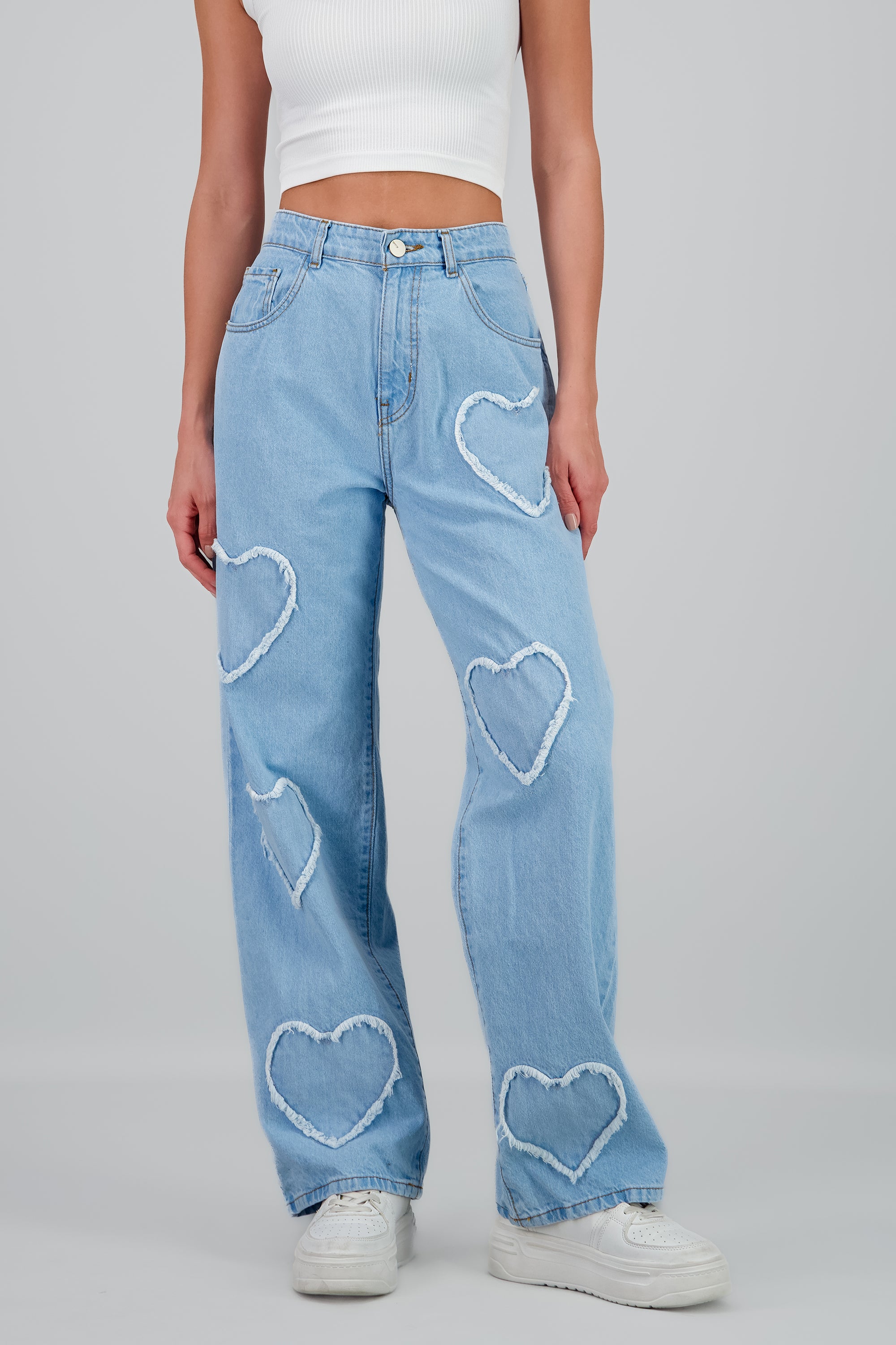 Jeans straight con corazones BLEACHED