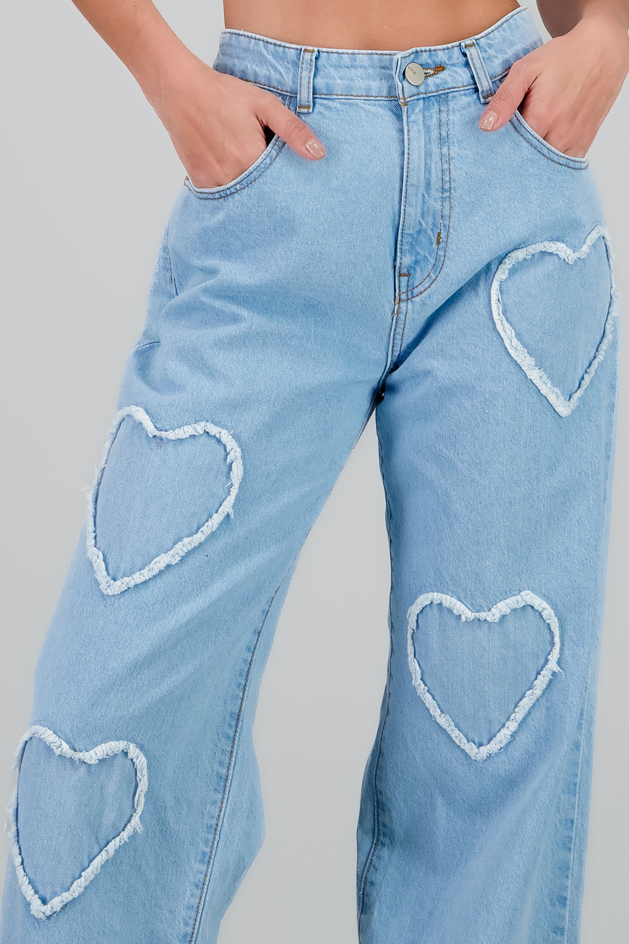 Jeans straight con corazones BLEACHED