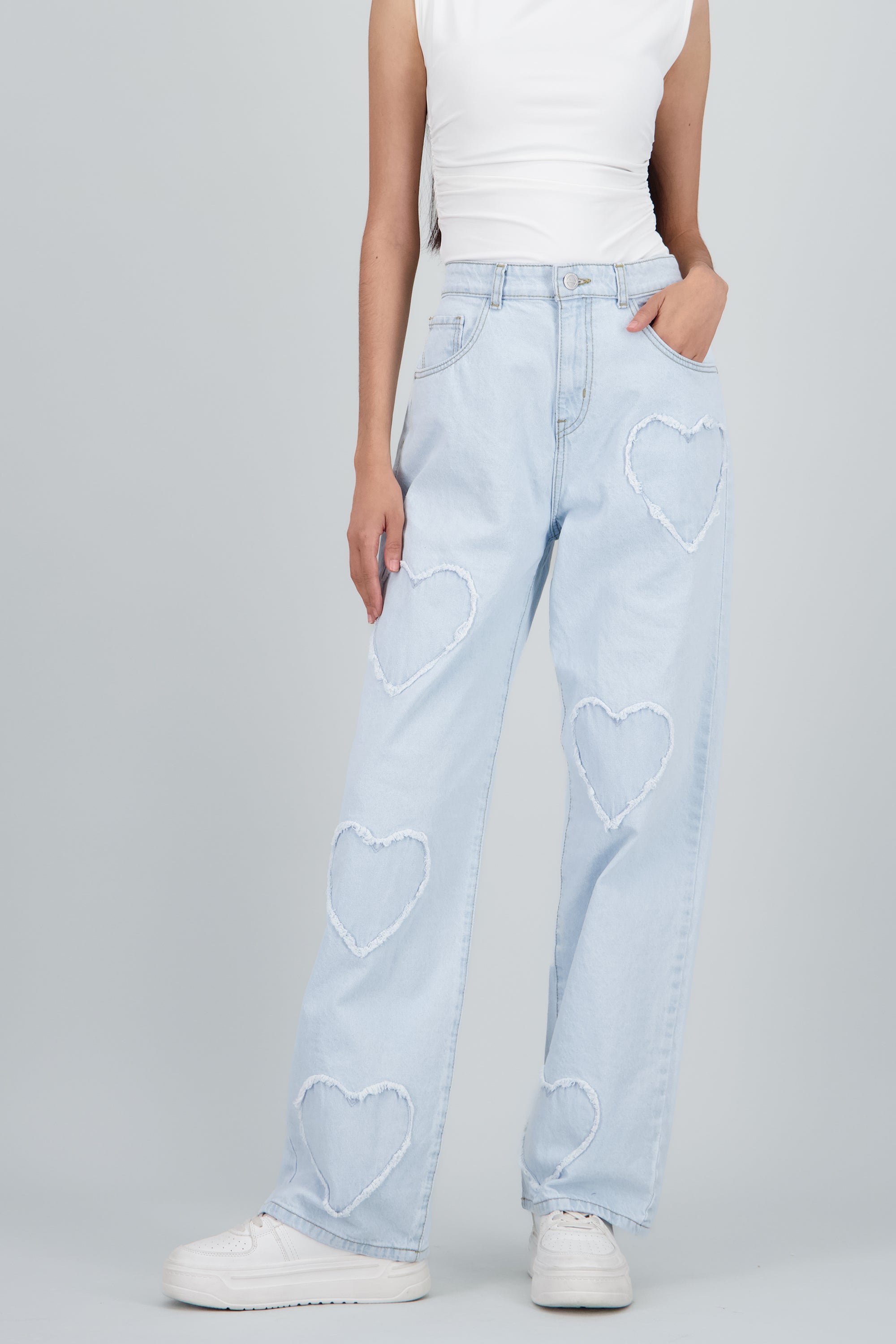 Jeans straight con corazones SUPER BLEACHED