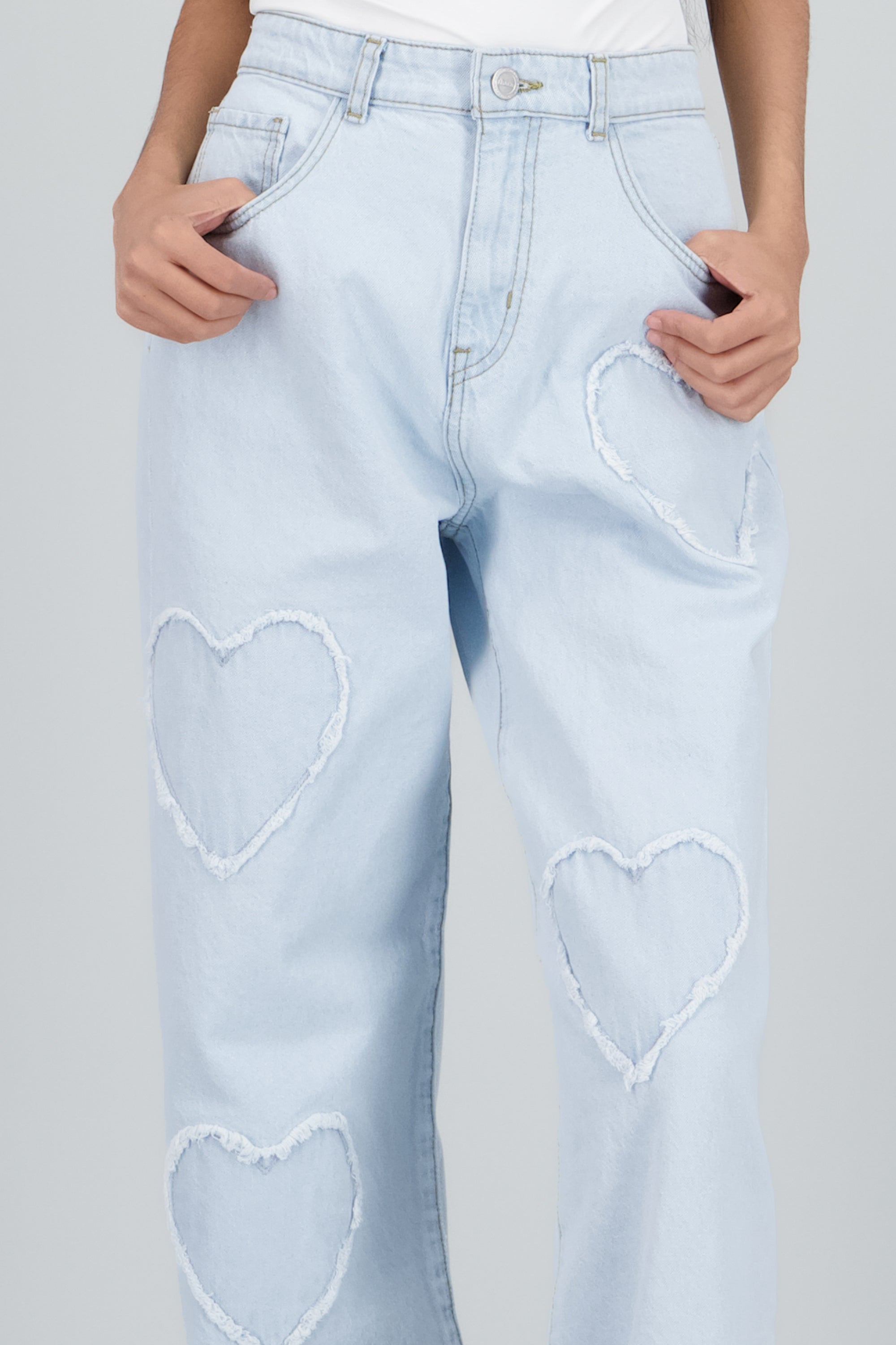 Jeans straight con corazones SUPER BLEACHED