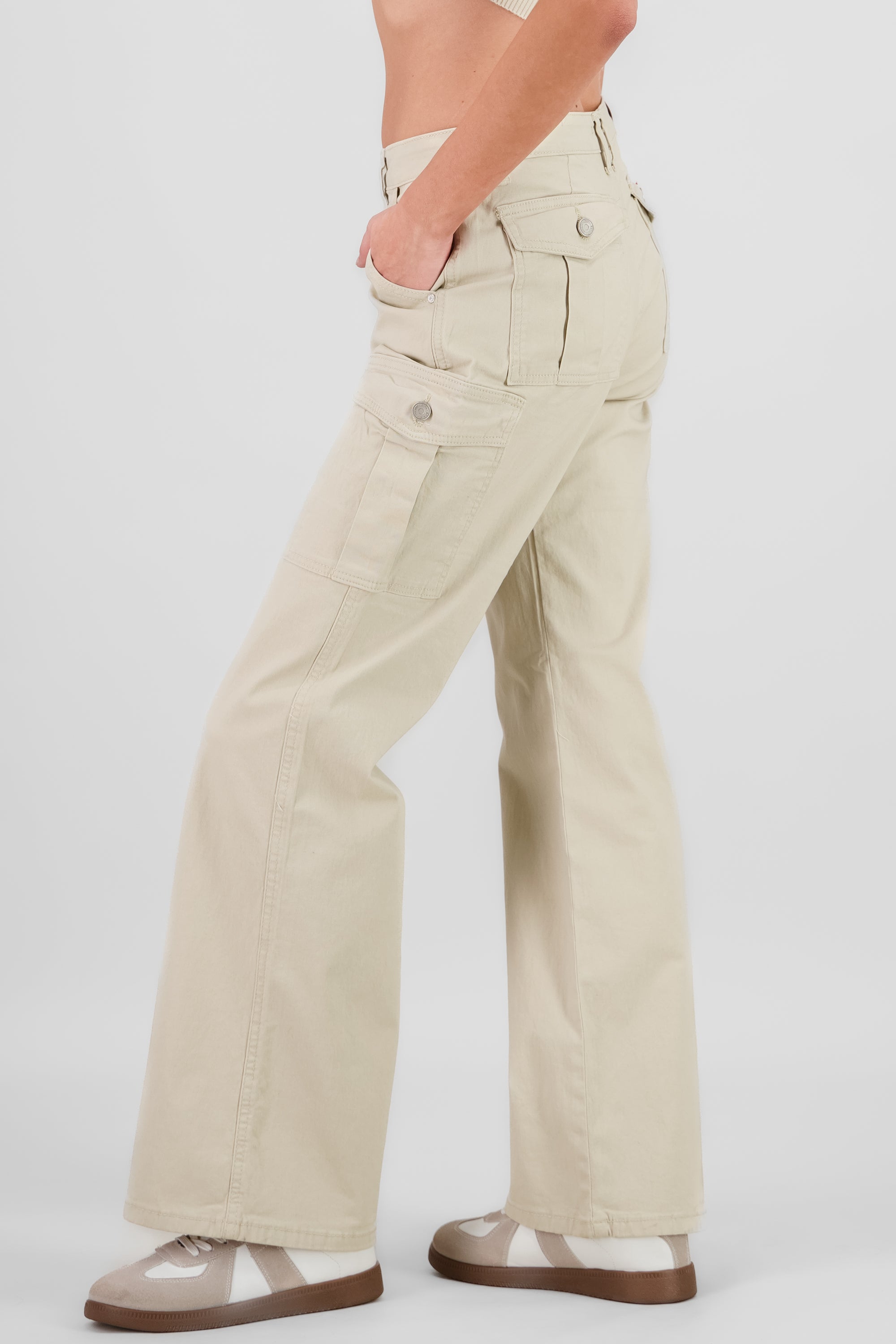 Jeans cargo wide leg bolsillos HUESO