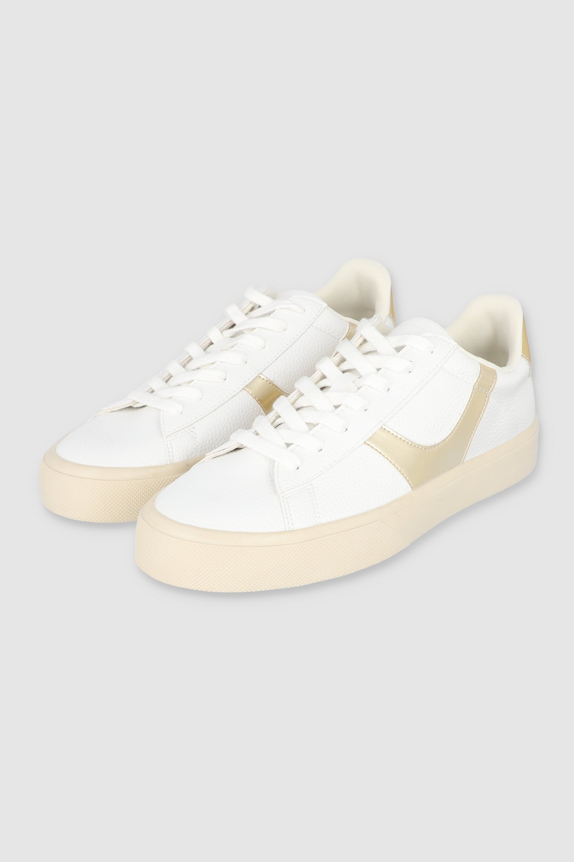 Tenis suela ancha detalle talon ORO