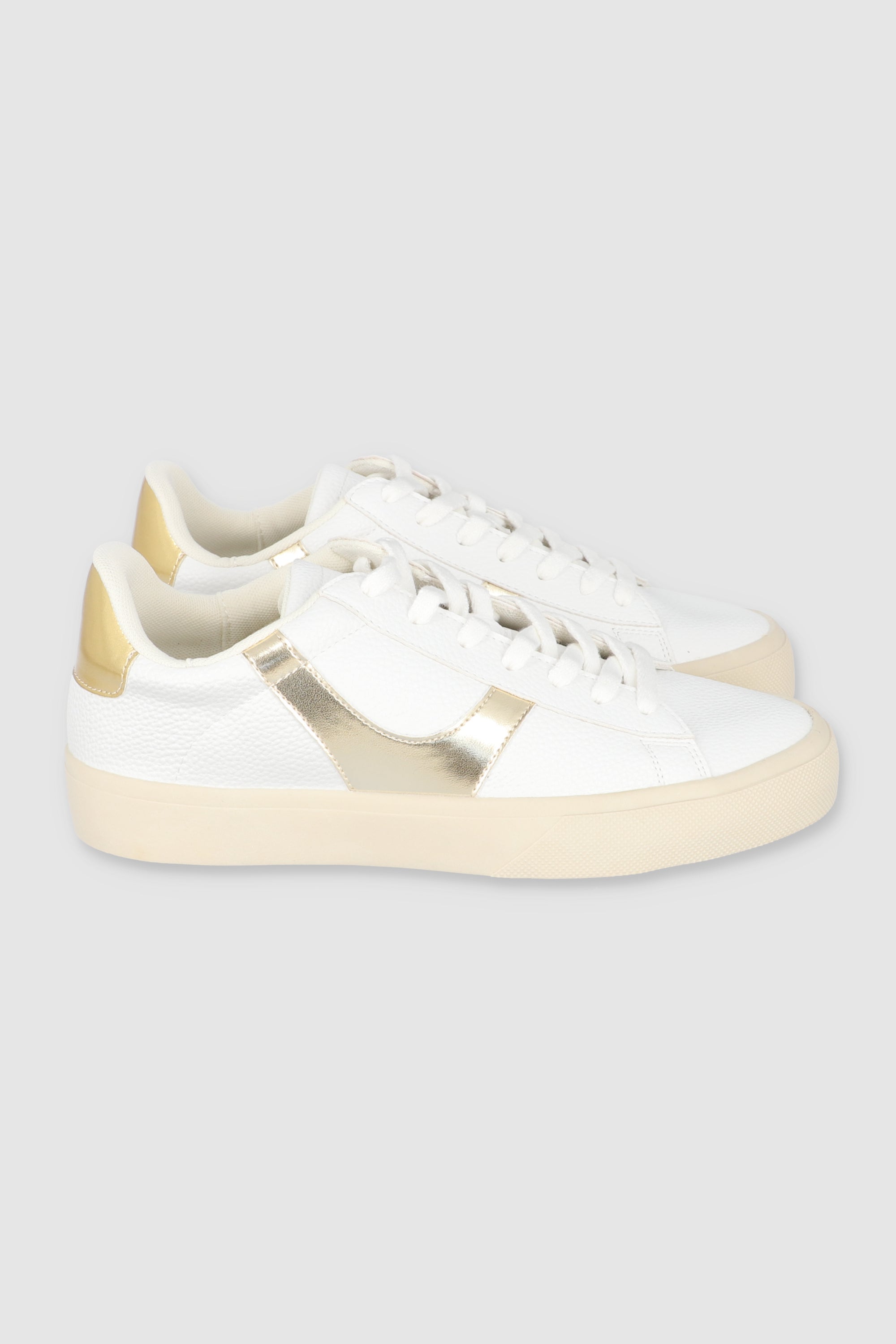 Tenis suela ancha detalle talon ORO