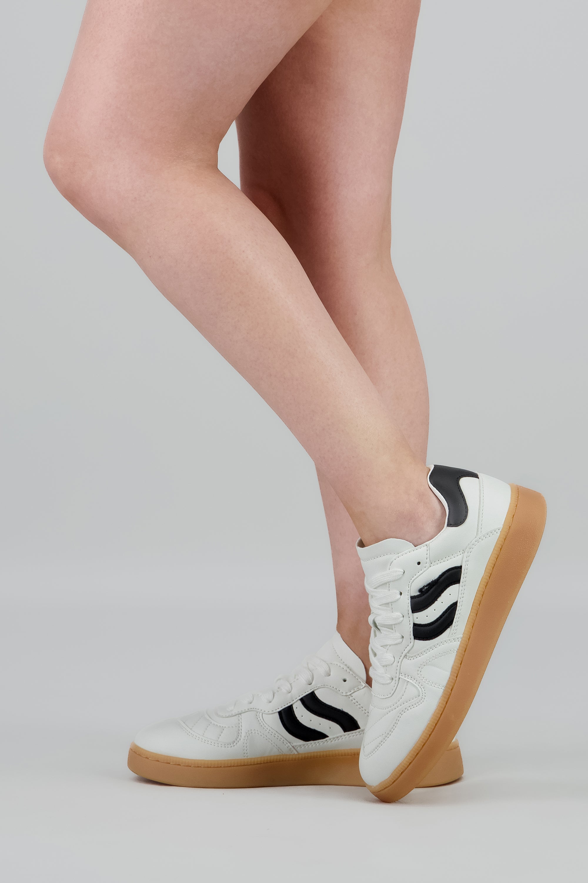 Tenis retro ondas detalle color