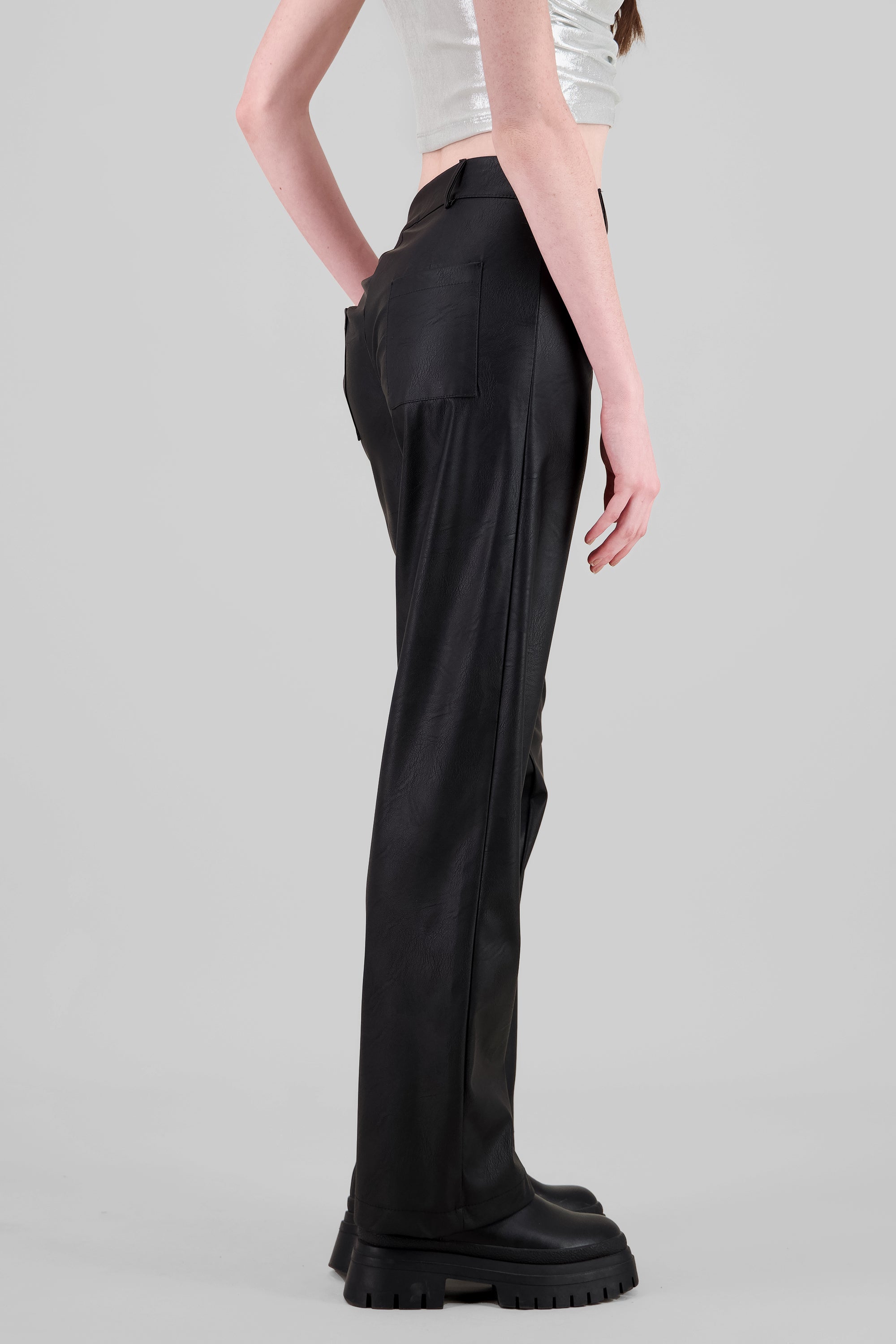 Pantalon recto efecto piel textura NEGRO