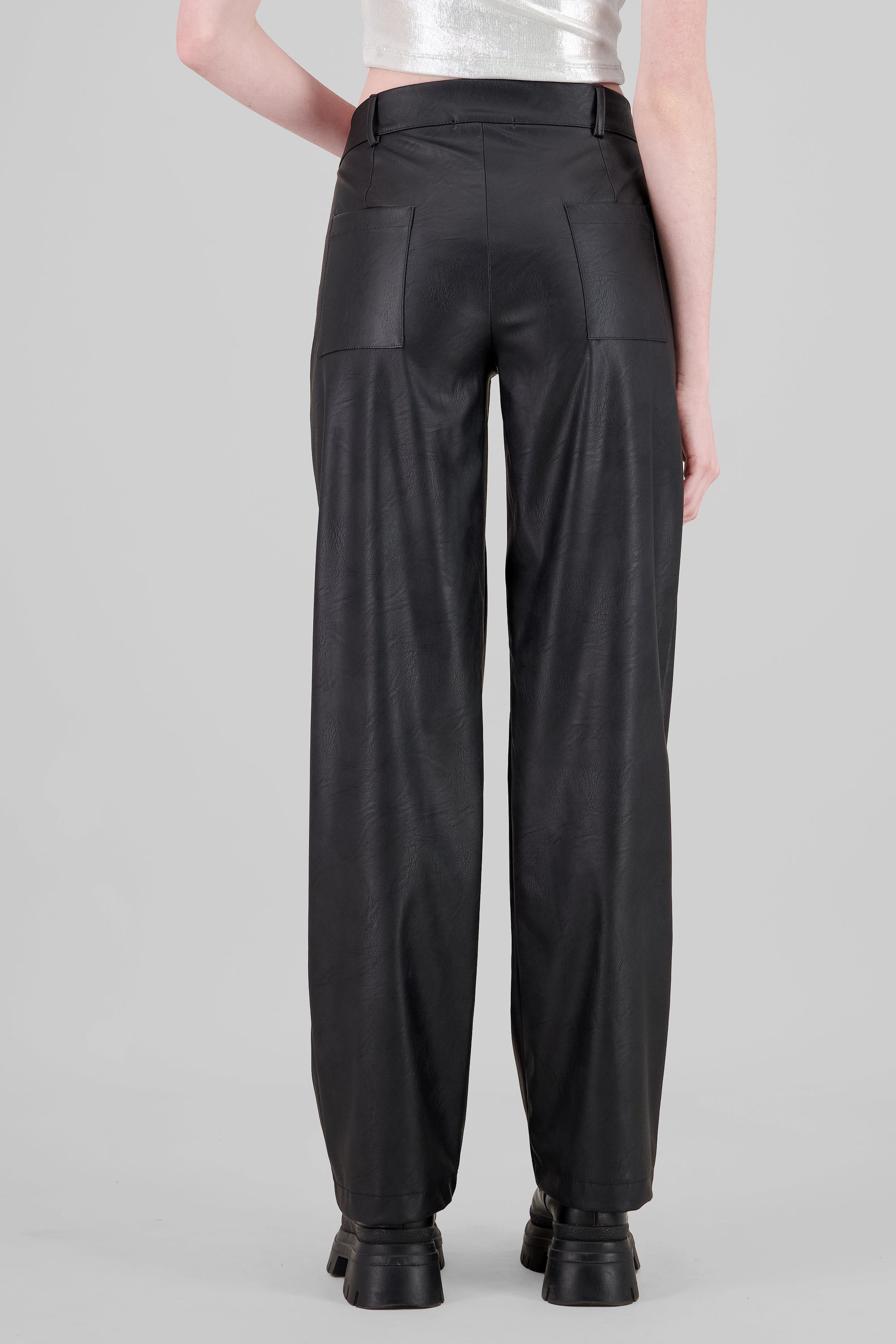 Pantalon recto efecto piel textura NEGRO