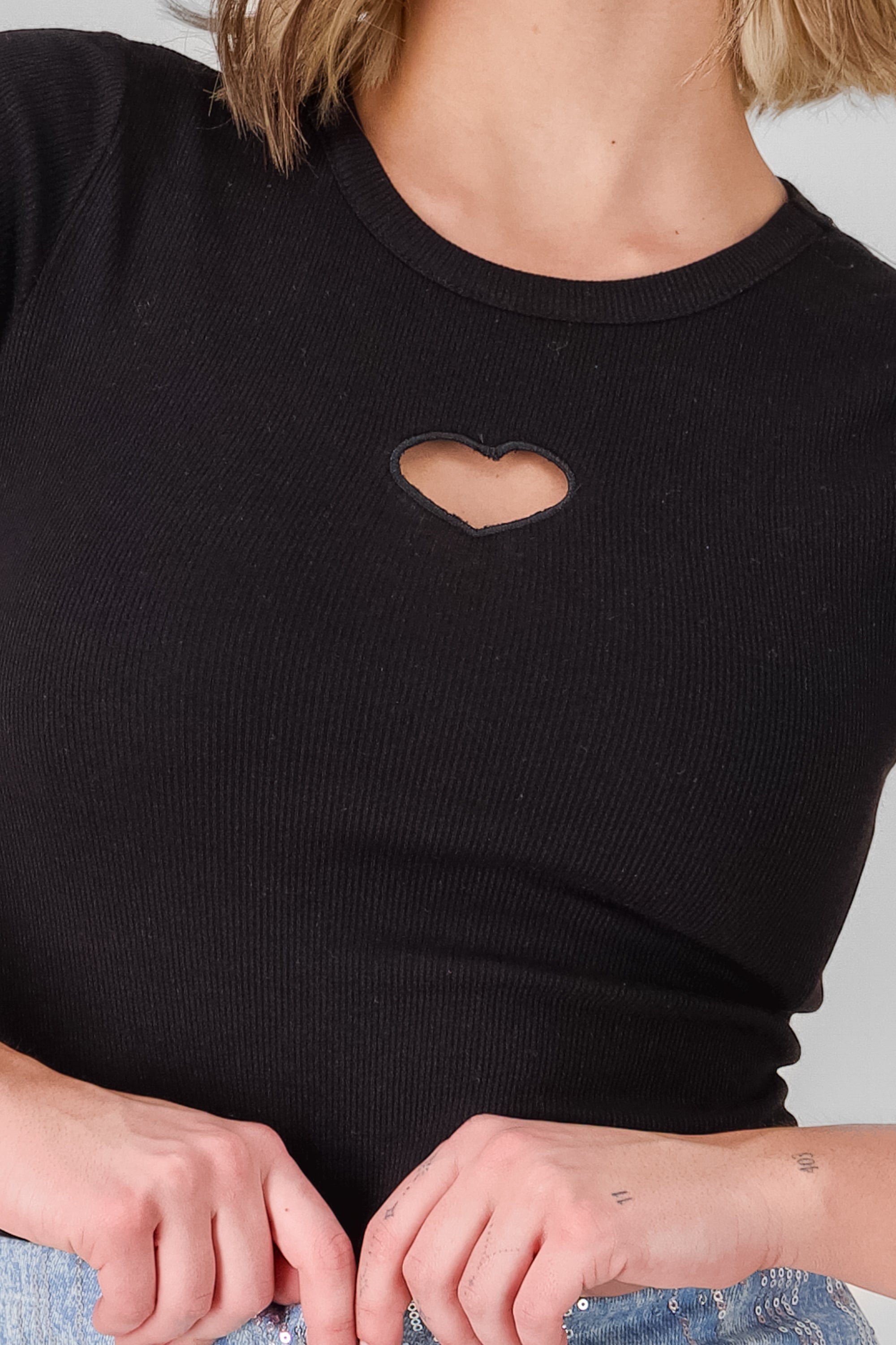 Top con detalle corazon NEGRO