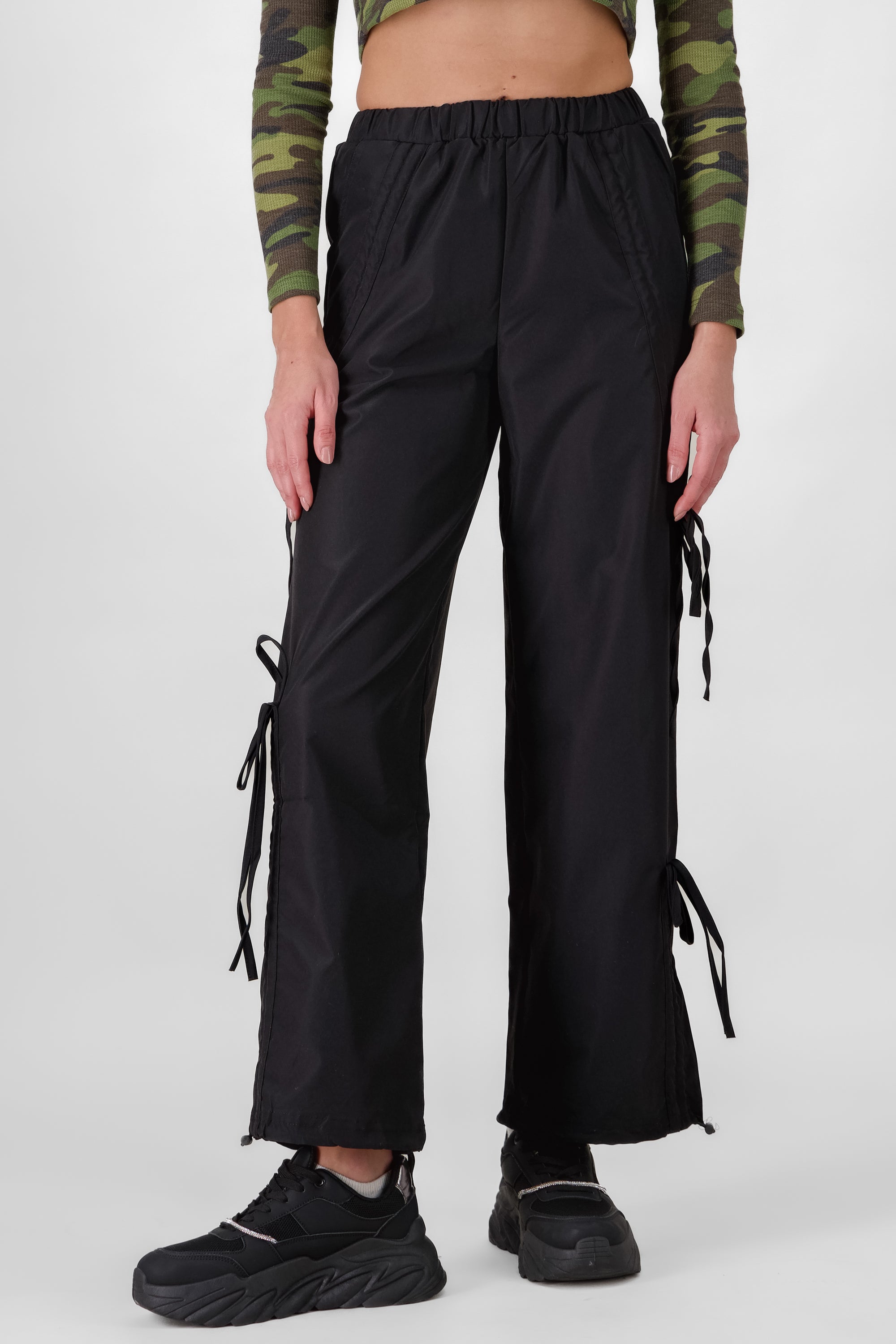 Pantalones tipo parachute con moños NEGRO