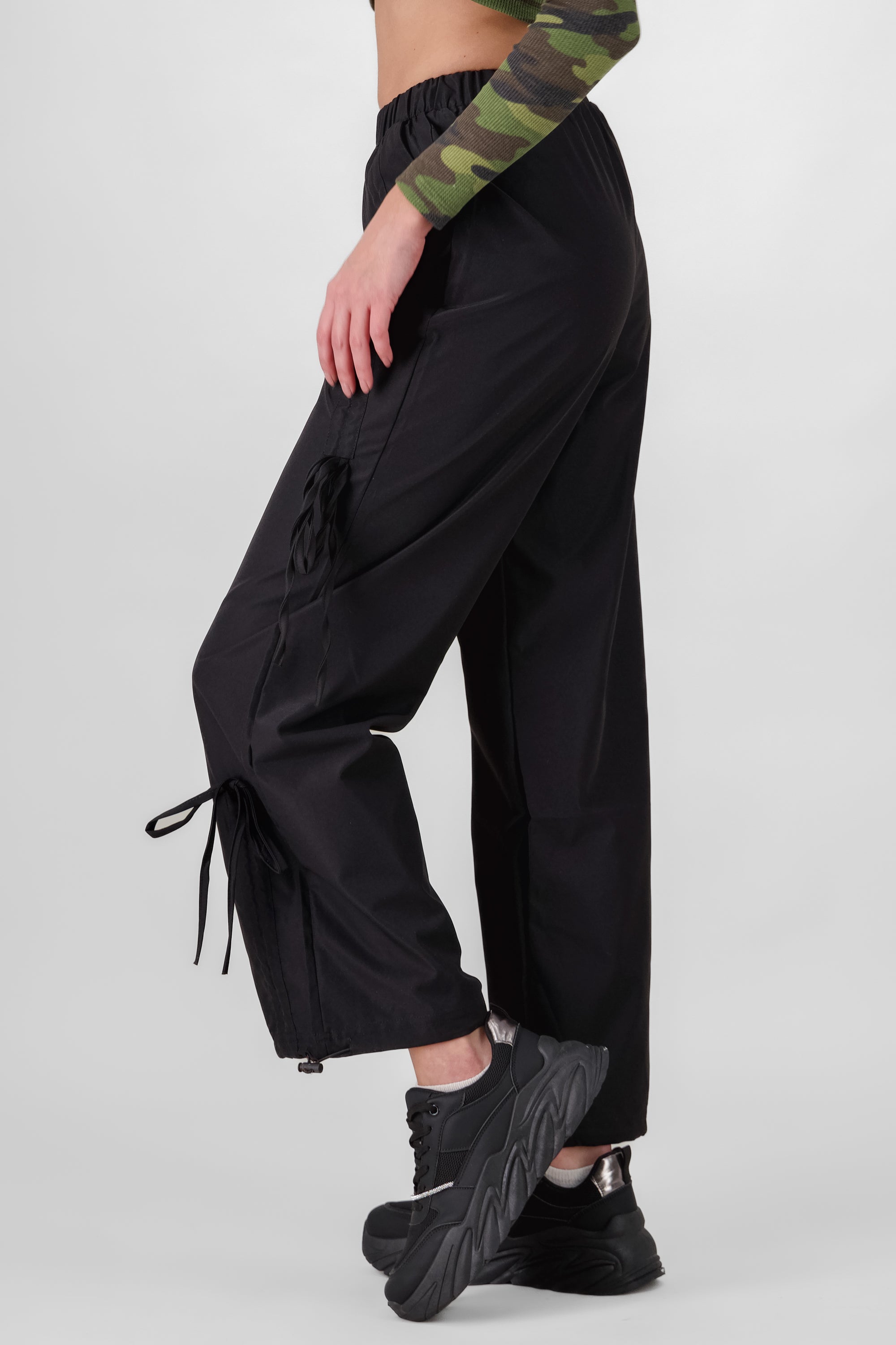 Pantalones tipo parachute con moños NEGRO