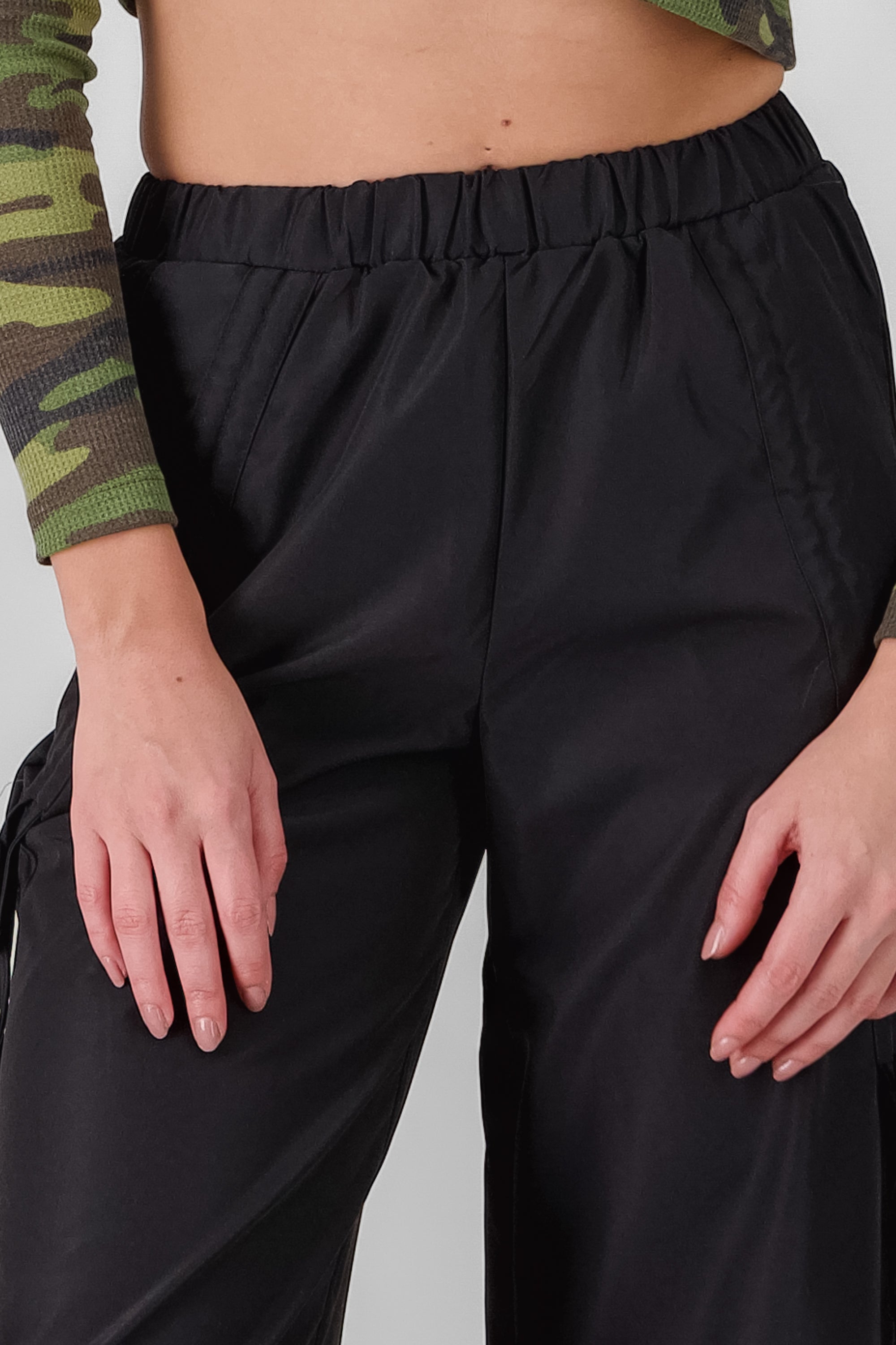 Pantalones tipo parachute con moños NEGRO