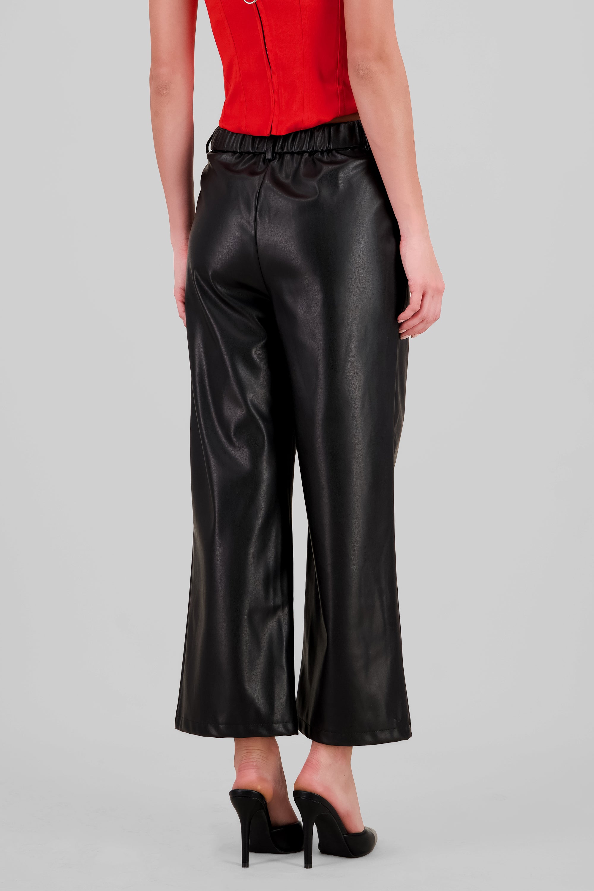 Pantalon amplio efecto piel NEGRO