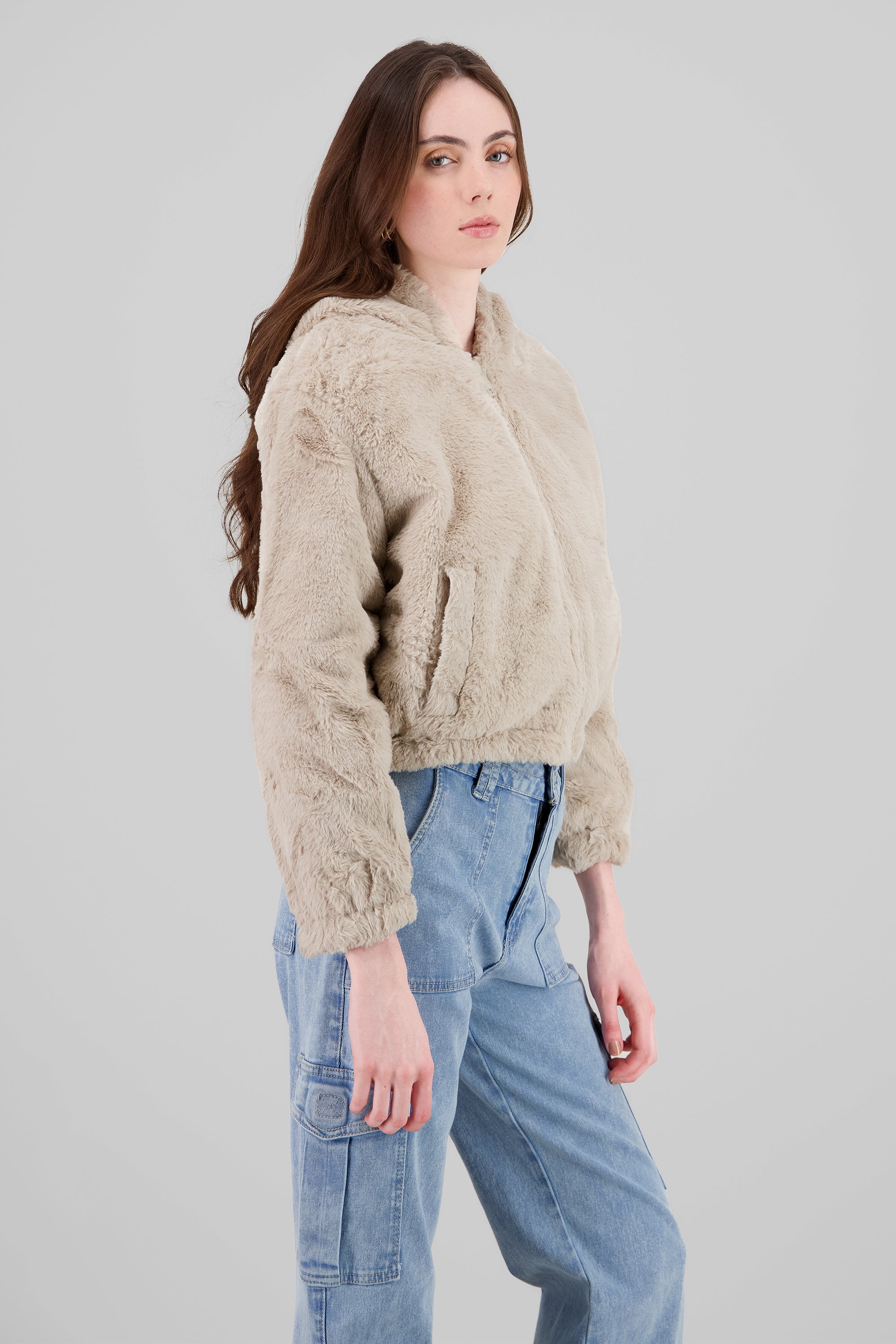 Chamarra crop peluche BEIGE