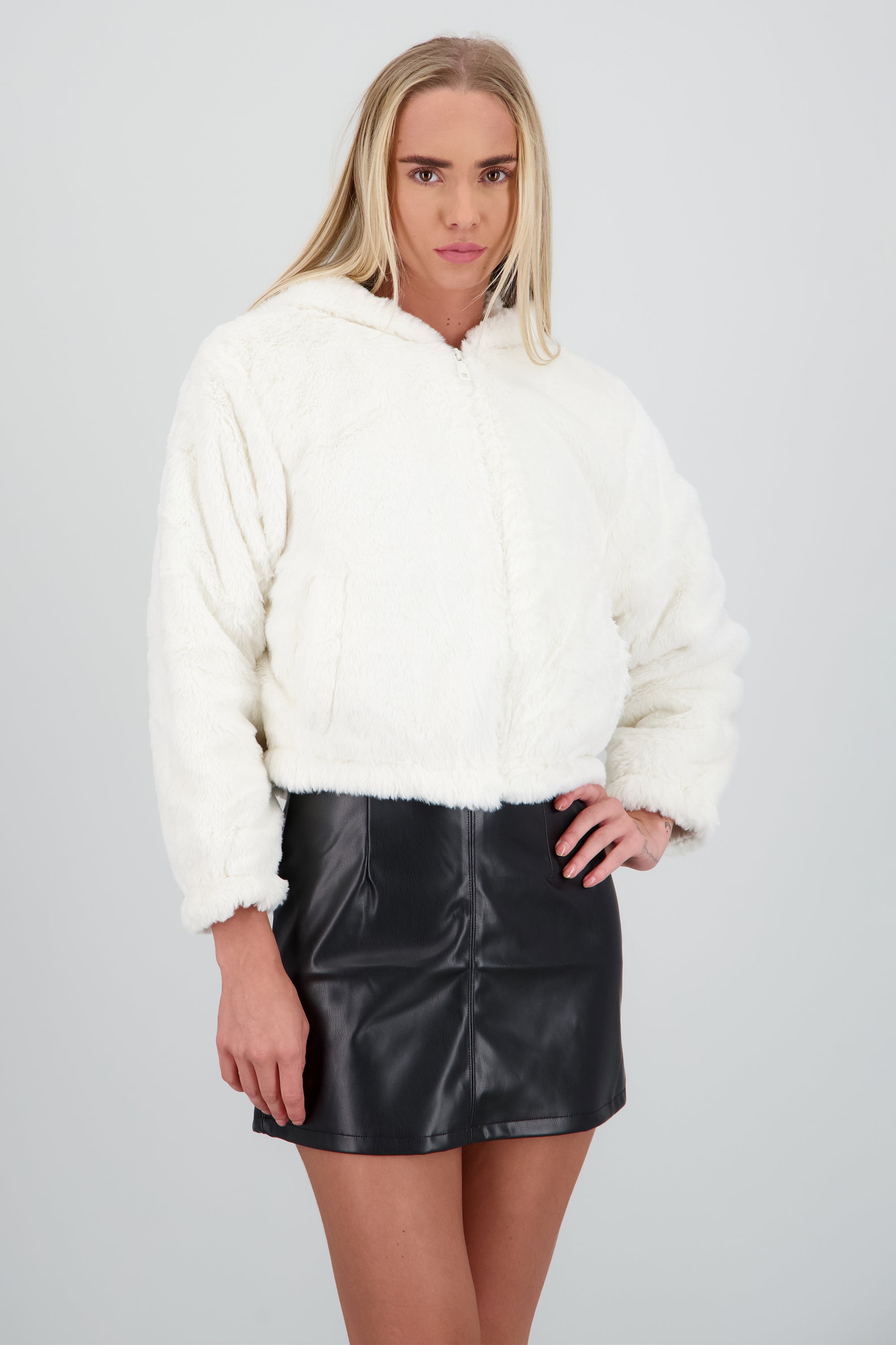 Chamarra crop peluche BLANCO