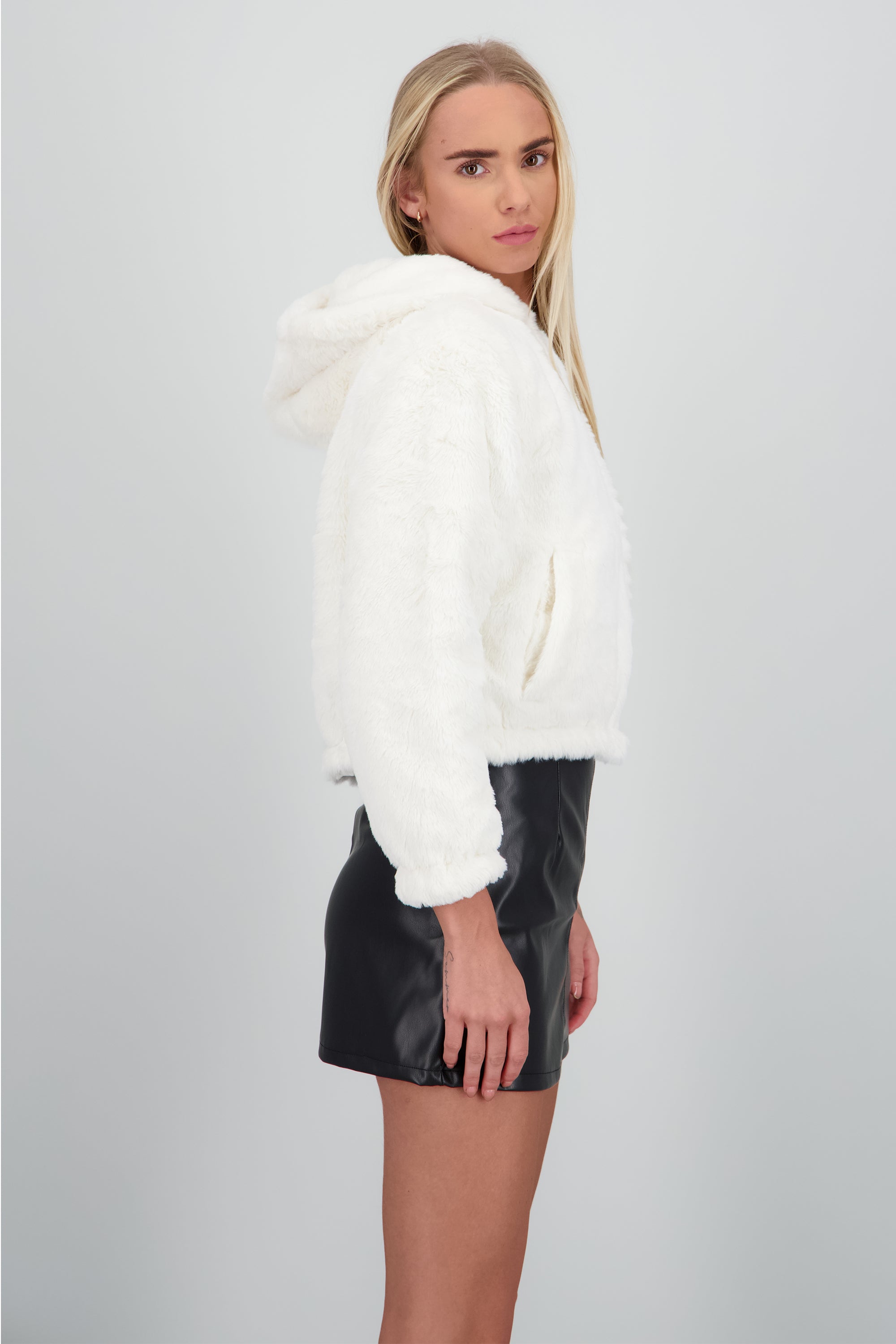 Chamarra crop peluche BLANCO