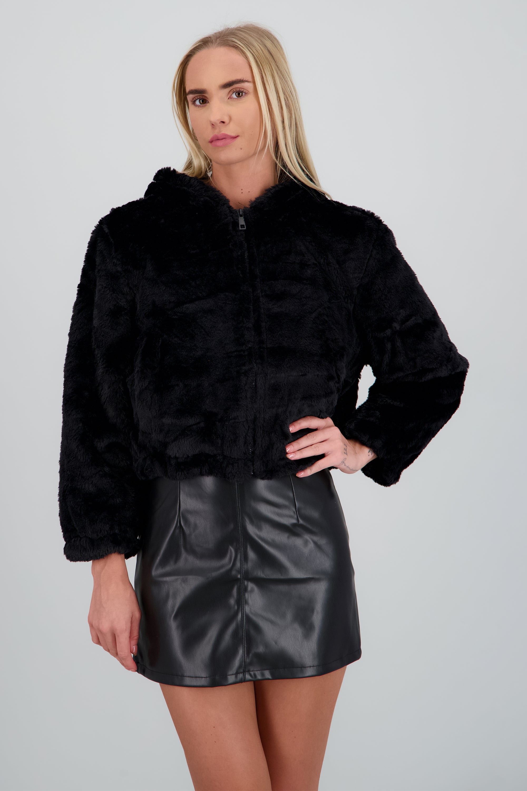 Chamarra crop peluche NEGRO